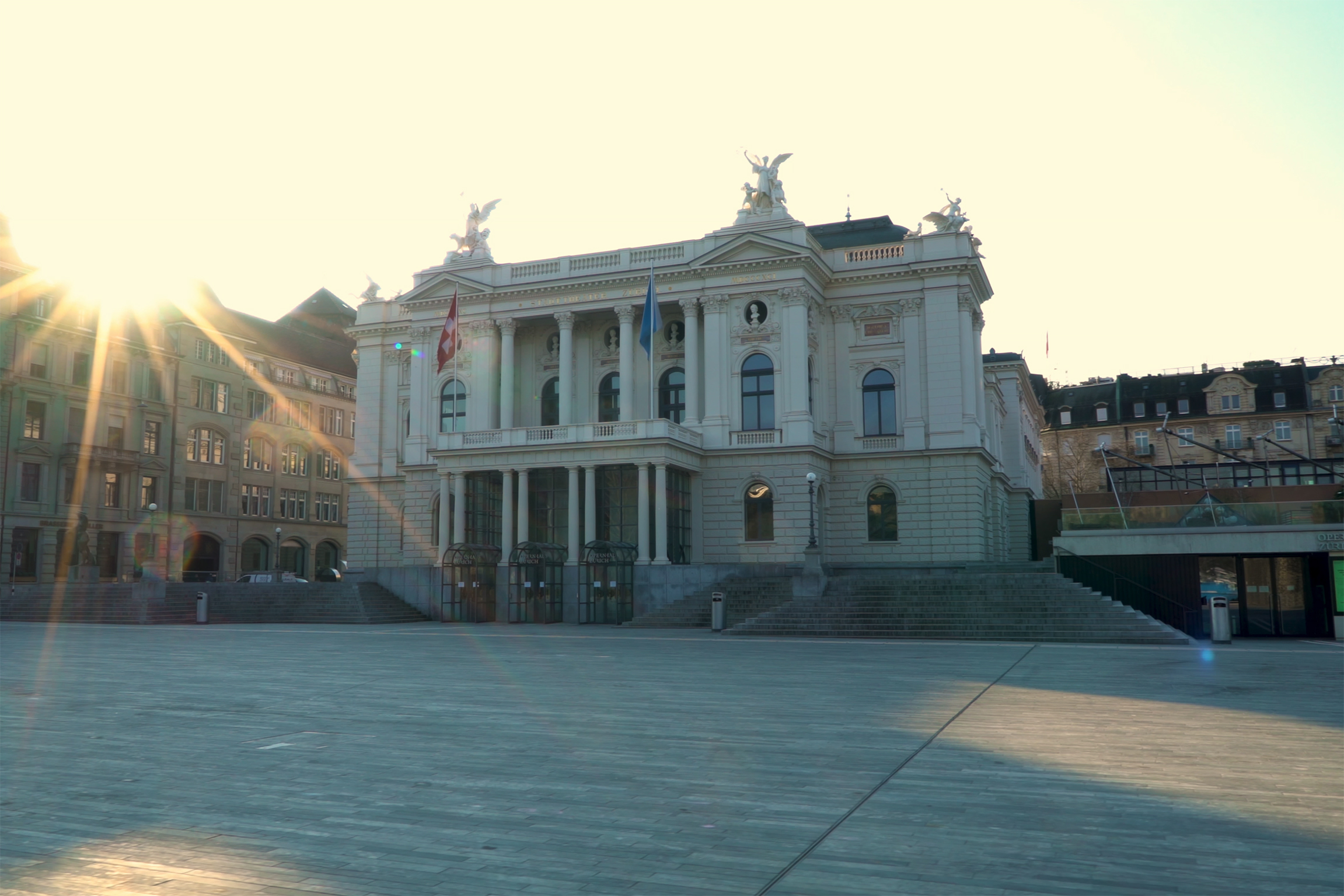 Stille Schweiz Opernhaus Zürich und Sechseläutenplatz