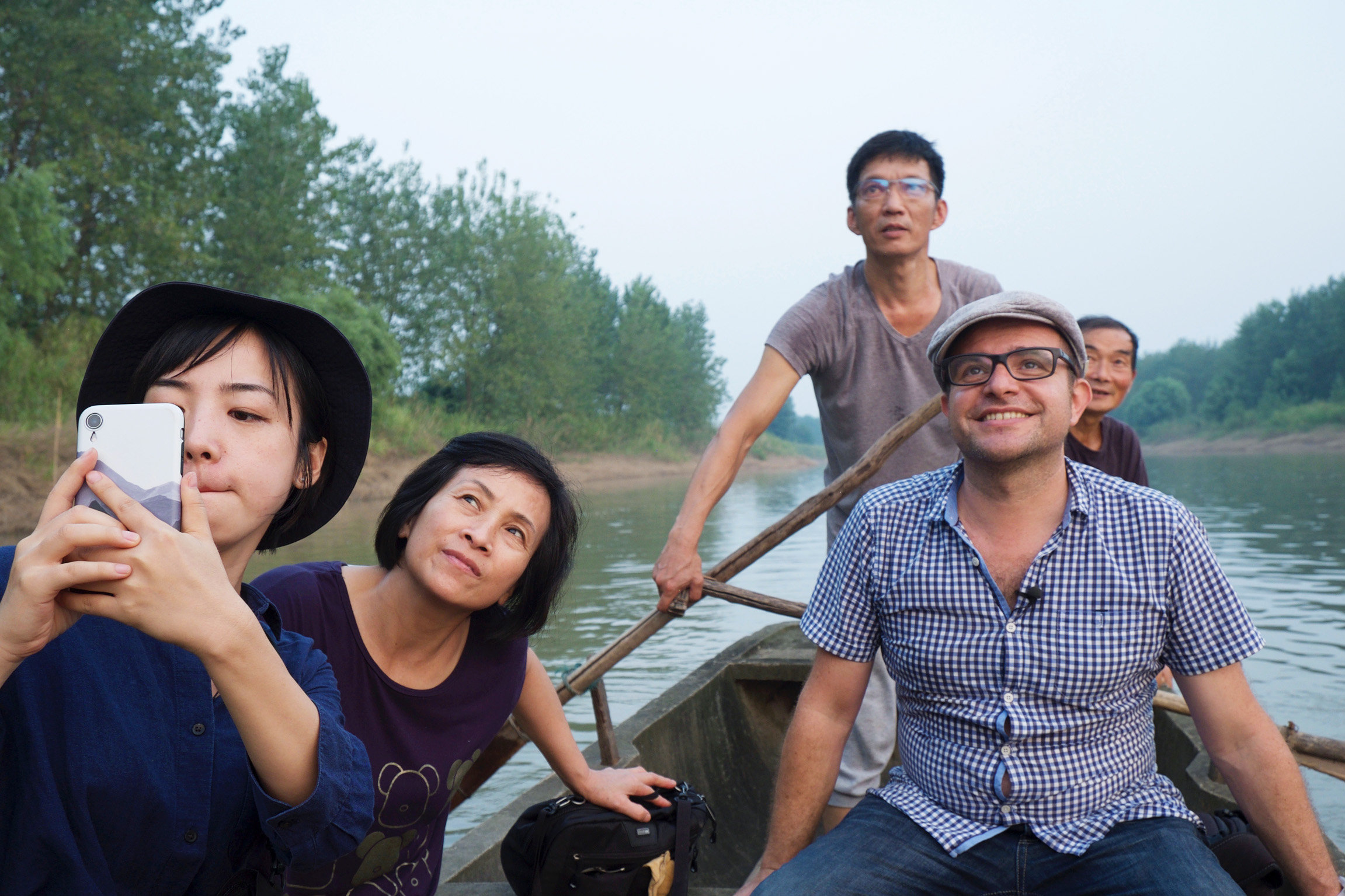 DOK-Serie: Mein anderes China Pascal Nufer mit der Familie seiner Haushälterin CG auf einem Seitenarm des Jangtse 2020
