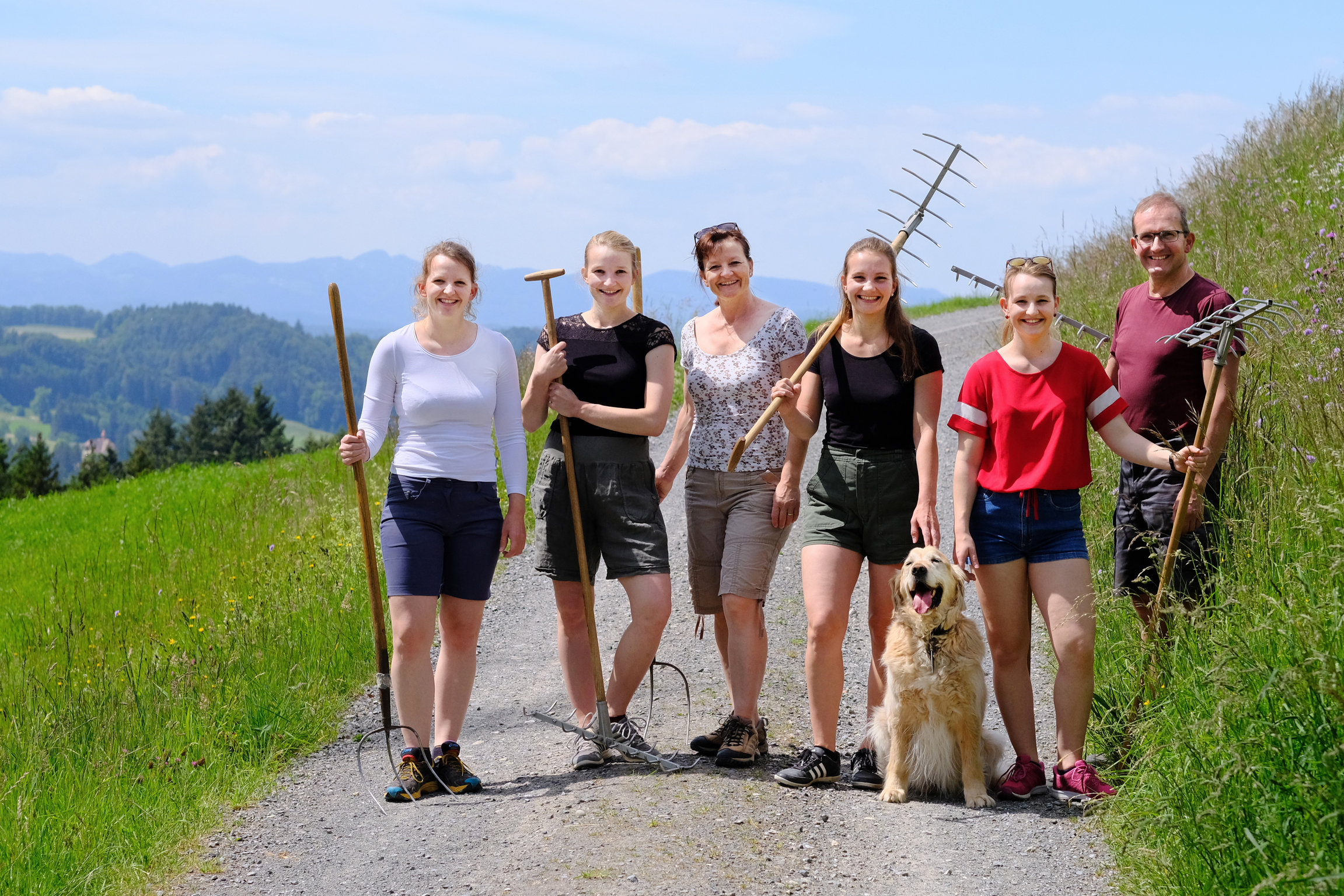 Potzmusig Familiesummer Staffel 2 Folge 2 Familie Wismer: Alice Wismer, Léonie Wismer, Priska Wismer, Eliane Wismer, Hund Sheriff, Arlette Wismer und Roland Wismer