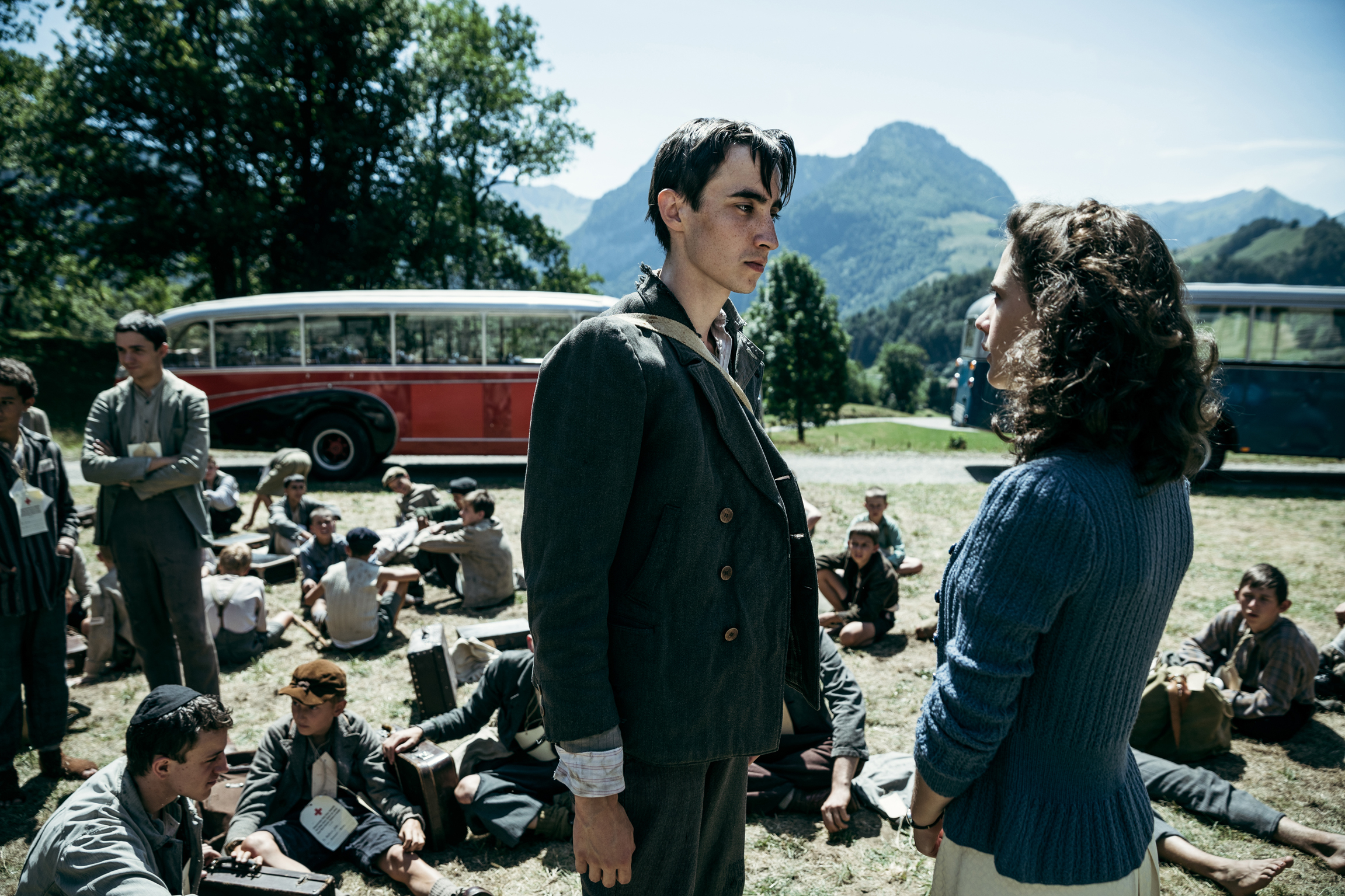 Frieden Regie: Mike Schaerer Produktion: Zodiac Pictures Kamera: Christian Marohl Drehbuch: Petra Volpe 2020 Folge 1 Hauptbild 2 Geraten aneinander: Jan Hrynkiewicz als Herschel, Annina Walt als Klara Leutenegger
