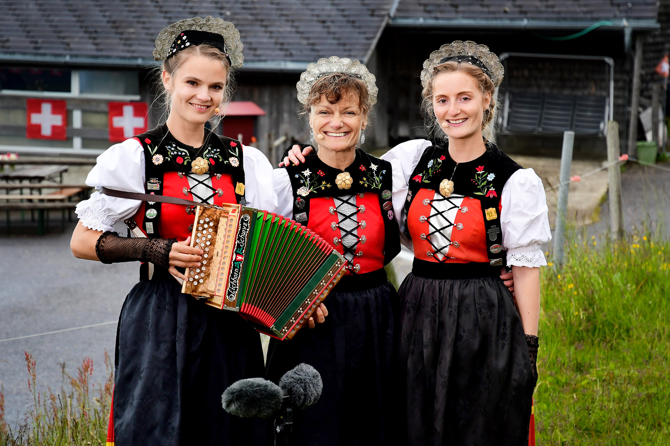 Potzmusig Familiesummer Staffel 2 Folge 3 Maruschka (Schwyzeroergeli), Franziska und Natascha (Jodel) Monney