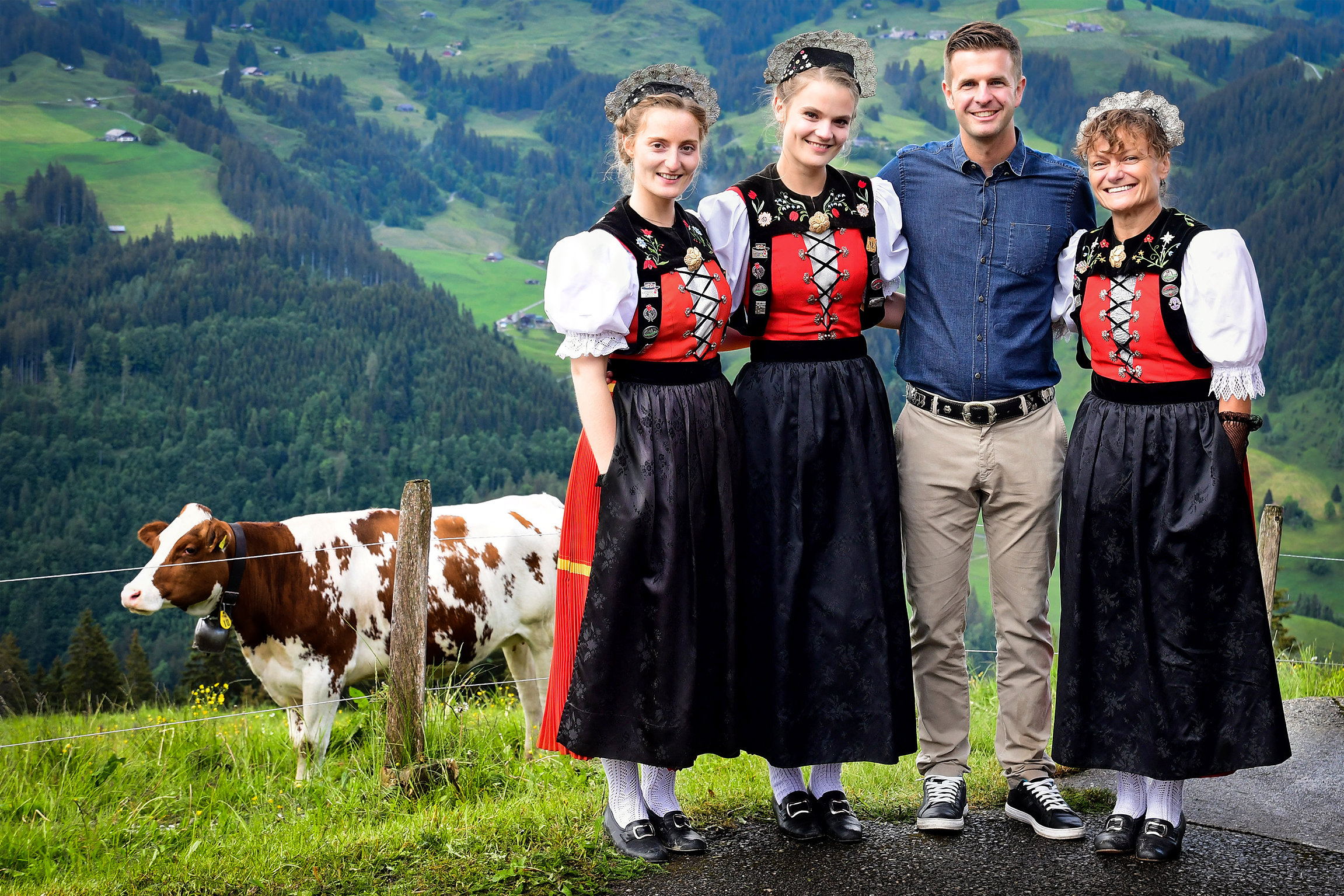 Potzmusig Familiesummer Staffel 2 Folge 3 Mutter Franziska (r.) und die Töchter Maruschka und Natascha Monney mit Moderator Nicolas Senn