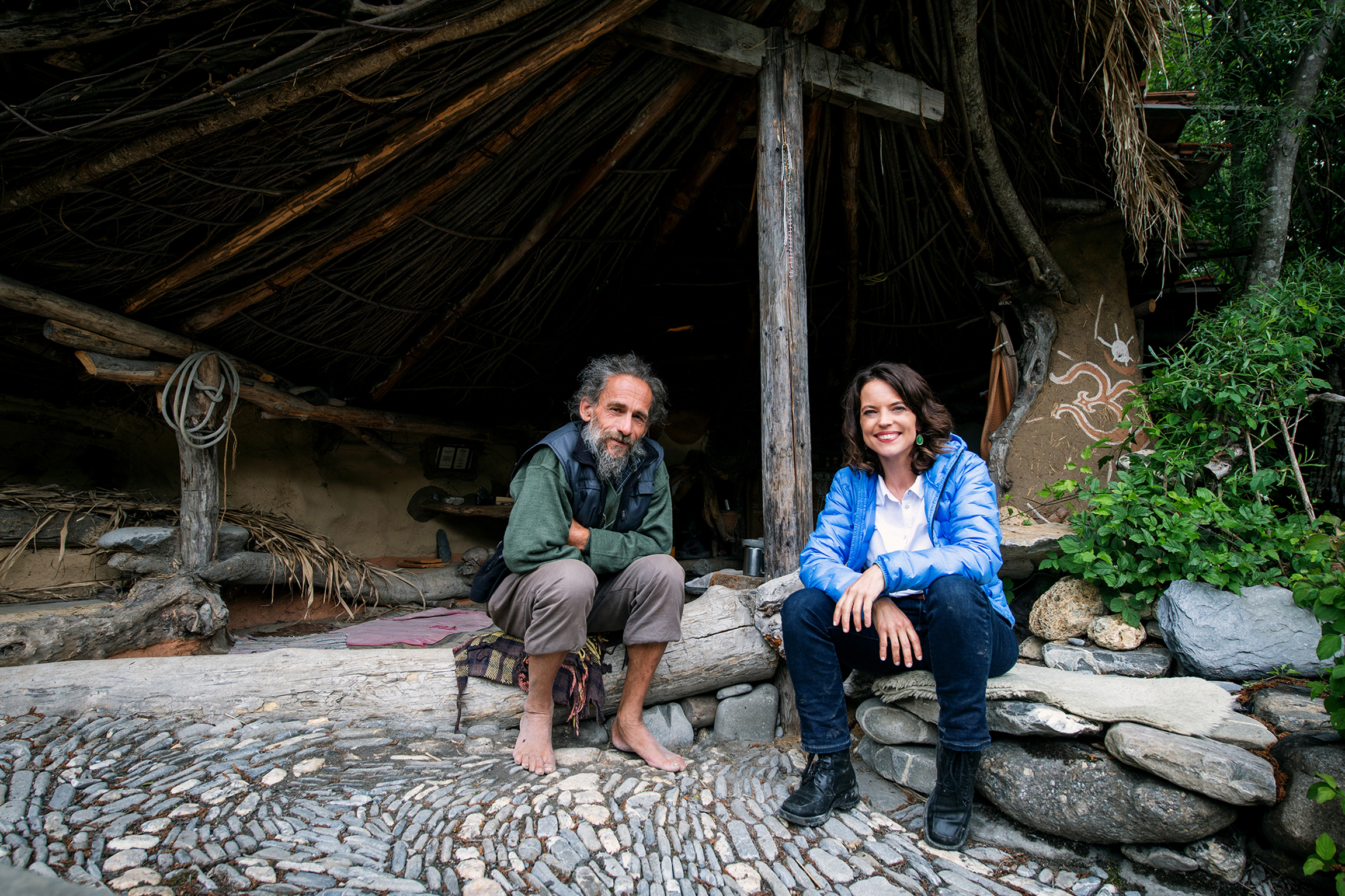 Reporter Spezial Mona fragt nach Macht Geld glücklich? Mona Vetsch (r.) und Eremit Christoph Trummer (l.)