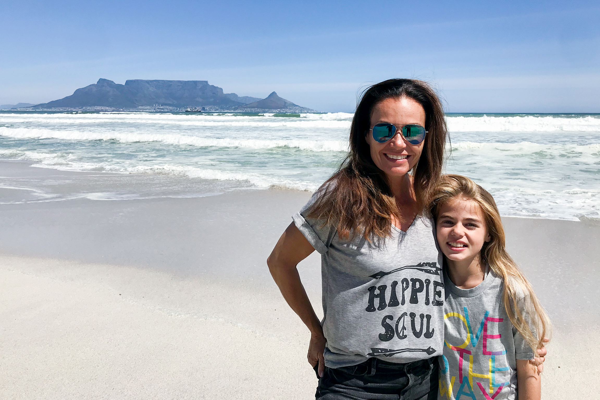 SRF DOK-Serie: Ferien wie früher Karina Berger und Shenay am Strand in Kapstadt Folge 1