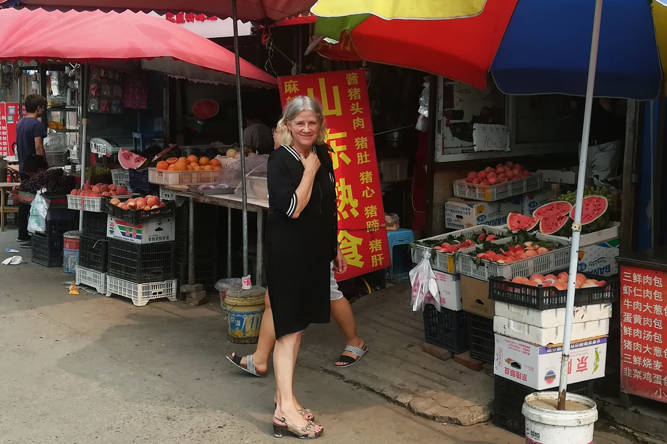 SRF bi de Lüt - Heimweh Cécile Ottiger (61) arbeitet als Lehrerin an der Schweizer Schule in Peking
