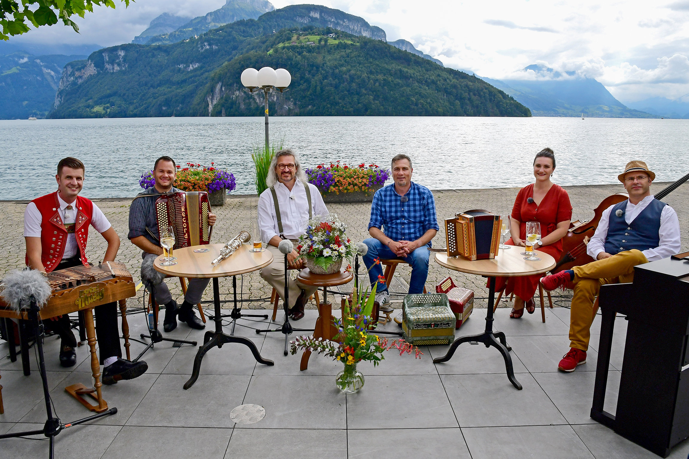 Potzmusig mit einem Spezial zum Nationalfeiertag Nicolas Senn (Hackbrett), Joerg Bucher (Akkordeon), Dani Haeusler (Klarinette), Lorenz Hehlen (Schwyzeroergeli), Simone Felber (Gesang), Peter Gisler (Kontrabass) in Brunnen