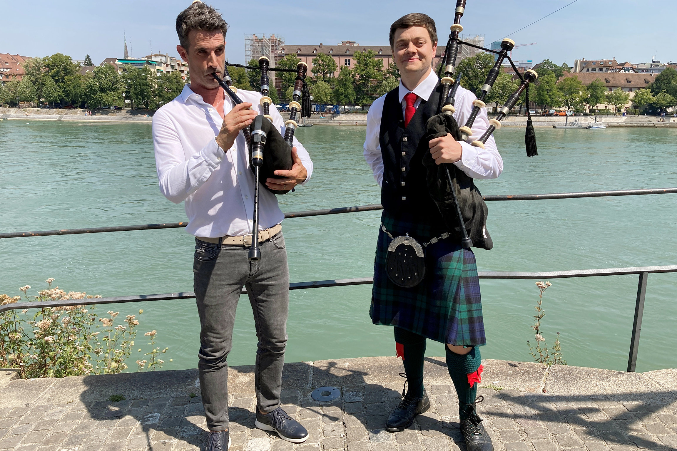 Best of Basel Tattoo Moderator Philippe Gerber: Er lässt sich vom Dudelsackspieler Stephan Züger von den «Swiss Highlanders» zeigen wie das Instrument funktioniert