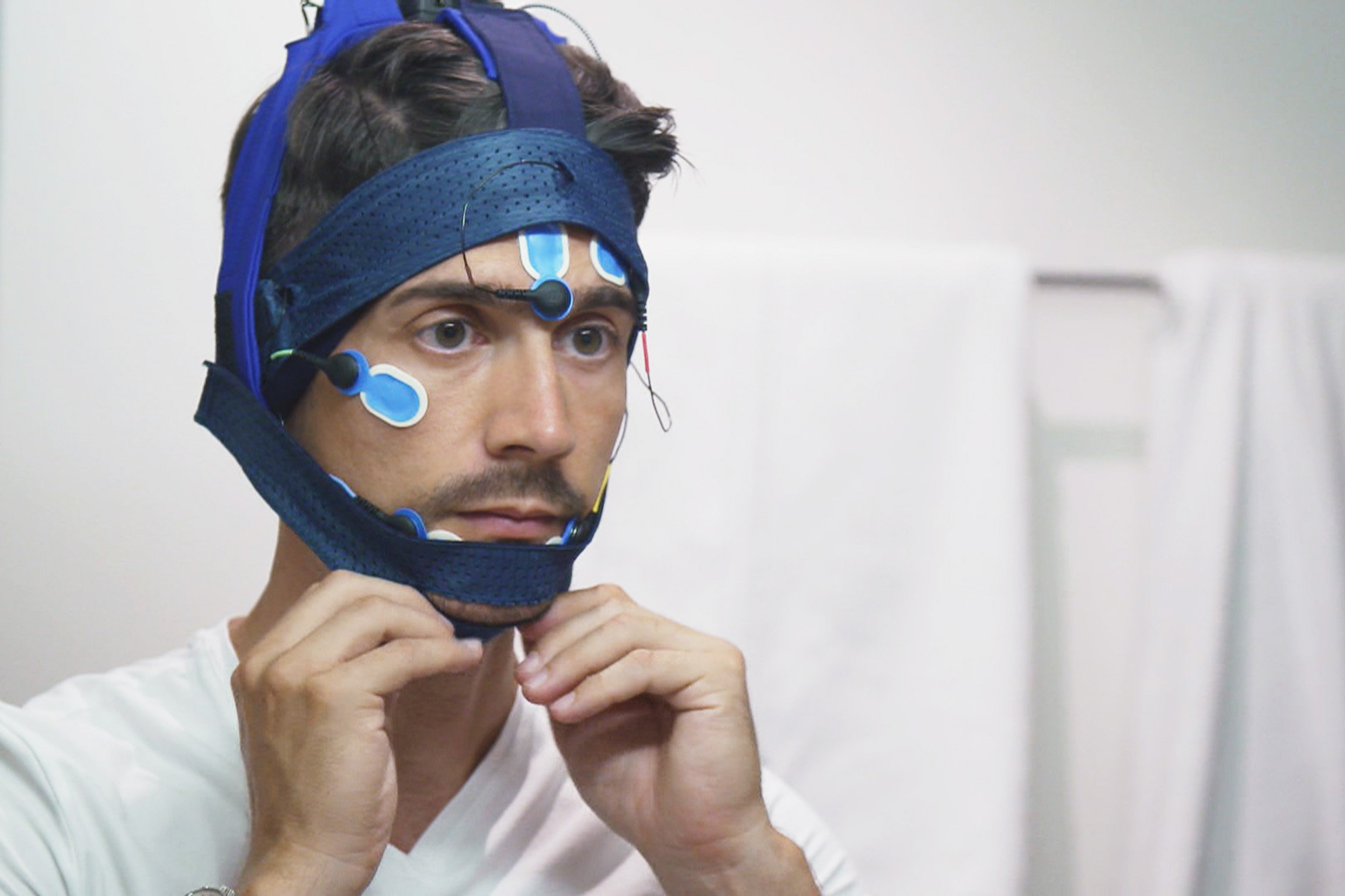 Einstein Besser schlafen dank Hightech? Tobias Müller trägt ein Hightech-Stirnband