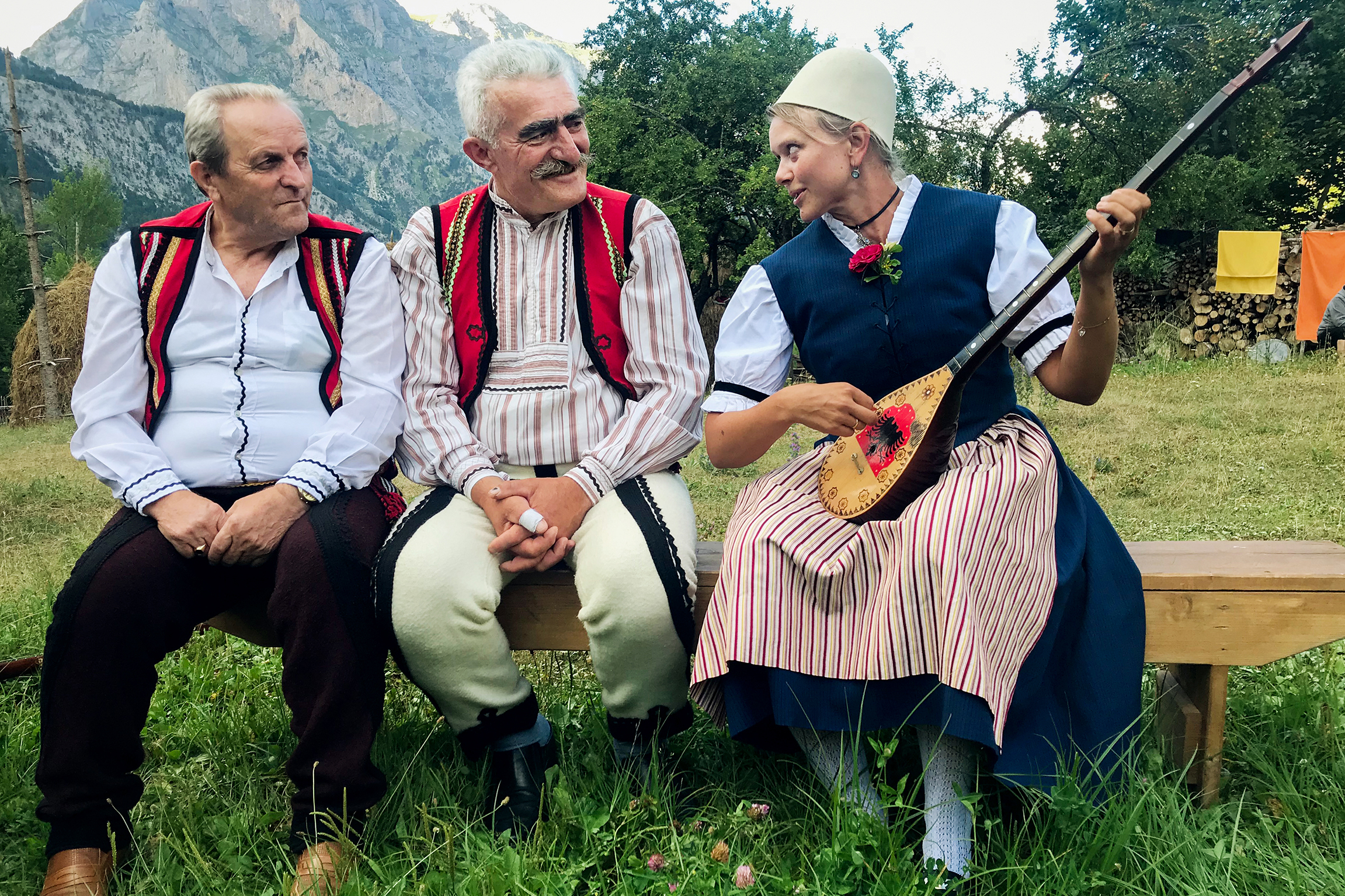 Wenn Landfrauen reisen Staffel 3 Folge 1 Albanien Gastgeber Kol Gjoni mit Brigitte Inderbitzin am Musizieren mit einer albanischen çifteli