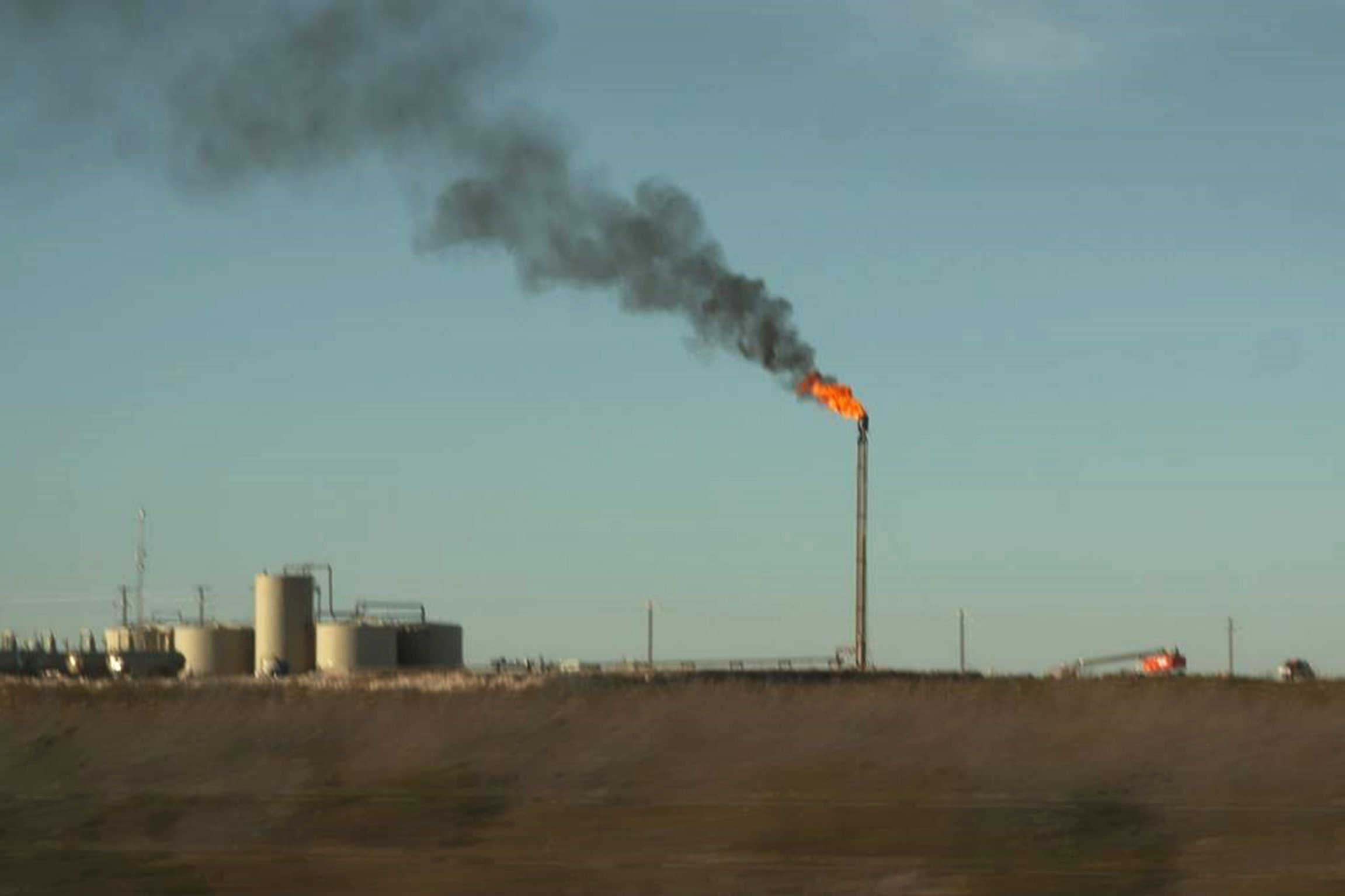SRF DOK: Schmutzige Geschäfte Der Schweizer Finanzplatz und die Klimakrise Fracking in Texas: Gas wird oft verbrannt, weil es weniger rentabel ist als Oel. Dabei entstehen grosse Mengen CO2