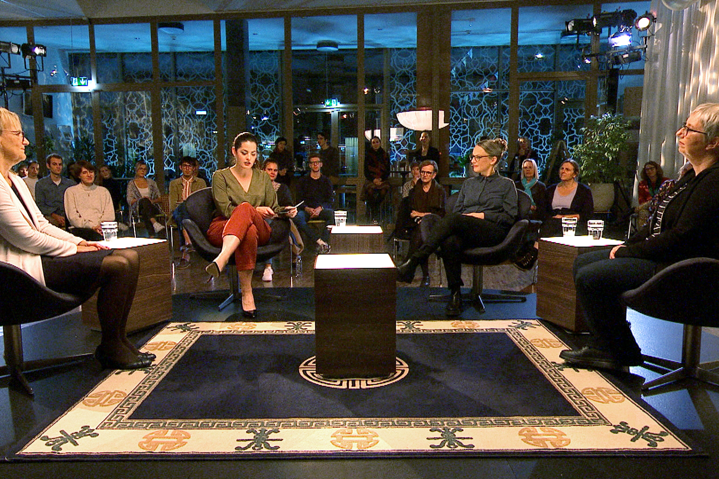 Sternstunde Religion vom 18.10.2020 Streitfrage Leihmutterschaft Diskussionsrunde; Ruth Baumann Hölzle(vorne li.)Moderatorin Olivia Röllin (hinten li.) Anika König (hinten re.) und Antje Schrupp (vorne re.)