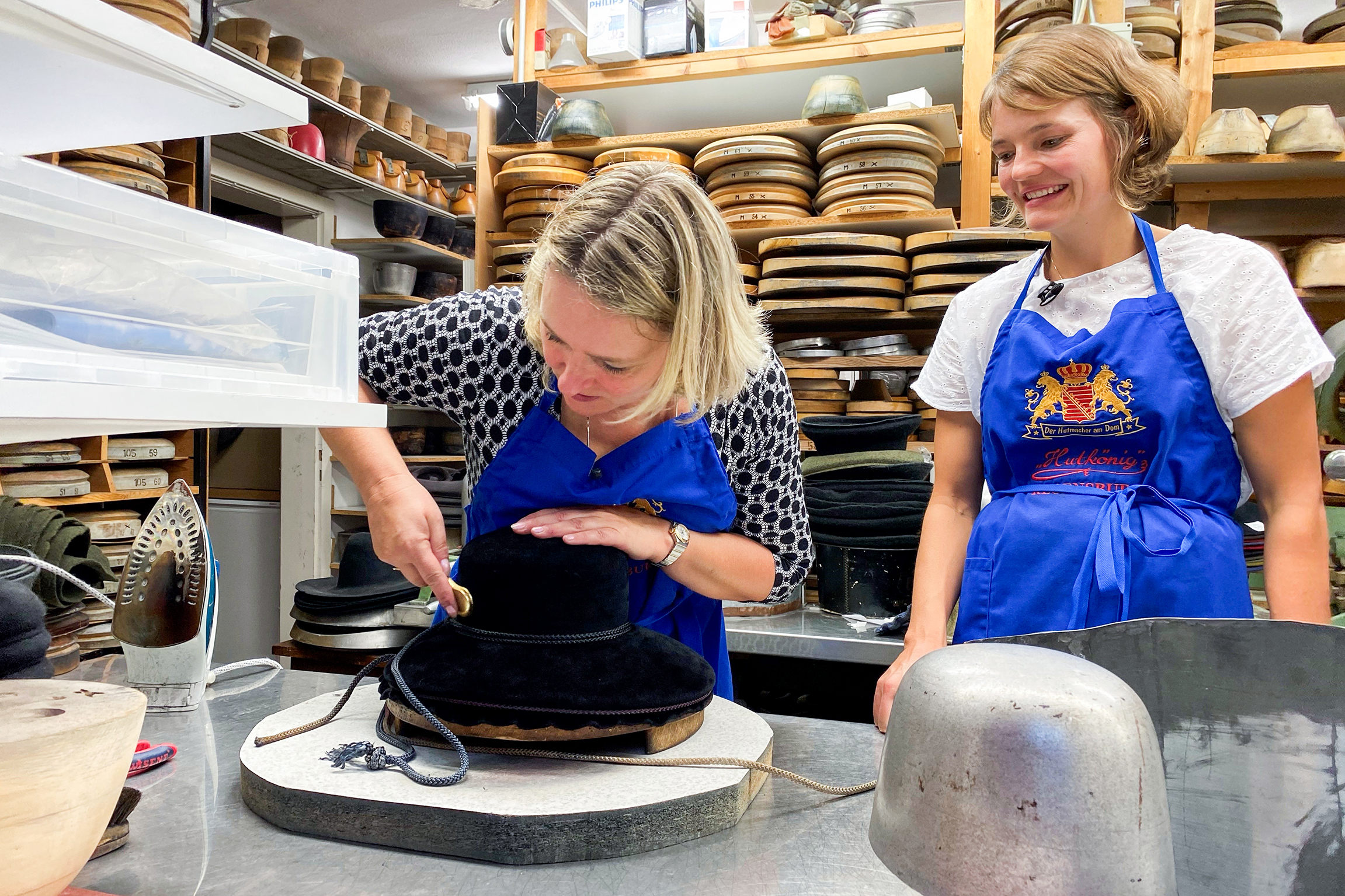 Jobtausch Staffel 9 Folge 1 Modedesign Deutschland Denise Schlumpf und Nicole Knechtle in der Werkstatt in Regensburg bei der Arbeit. 2020