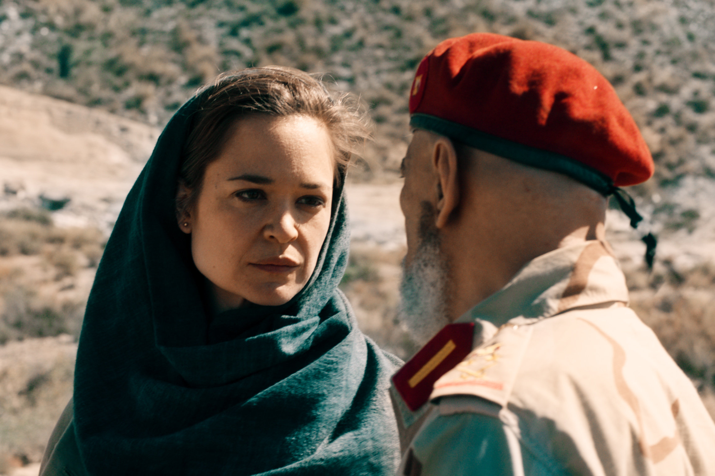 Cellule de crise  Ohne GrenzenStaffel 1 Folge 3 Mit dem Warlord: Isabelle Caillat als Suzanne Fontana, Noureddine Farihi als General Khalili