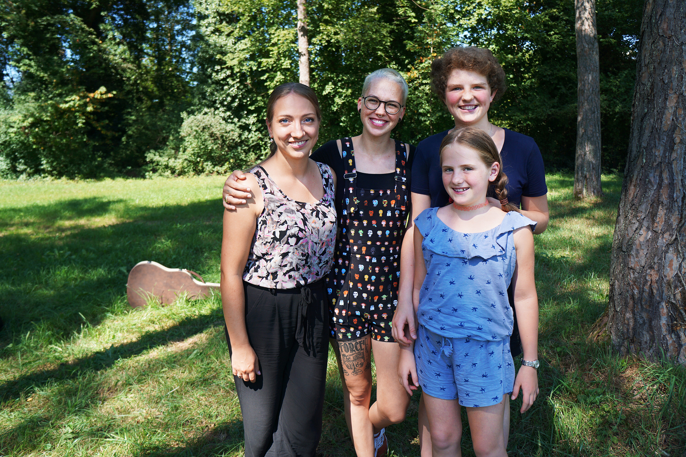 Anna erfüllt Wünsche Ein Herzenswunsch geht für Noémi in Erfüllung: v.l. Anna Zöllig, Stefanie Heinzmann, Noémi und ihre kleinere Schwester Tamara (vorne) 2020