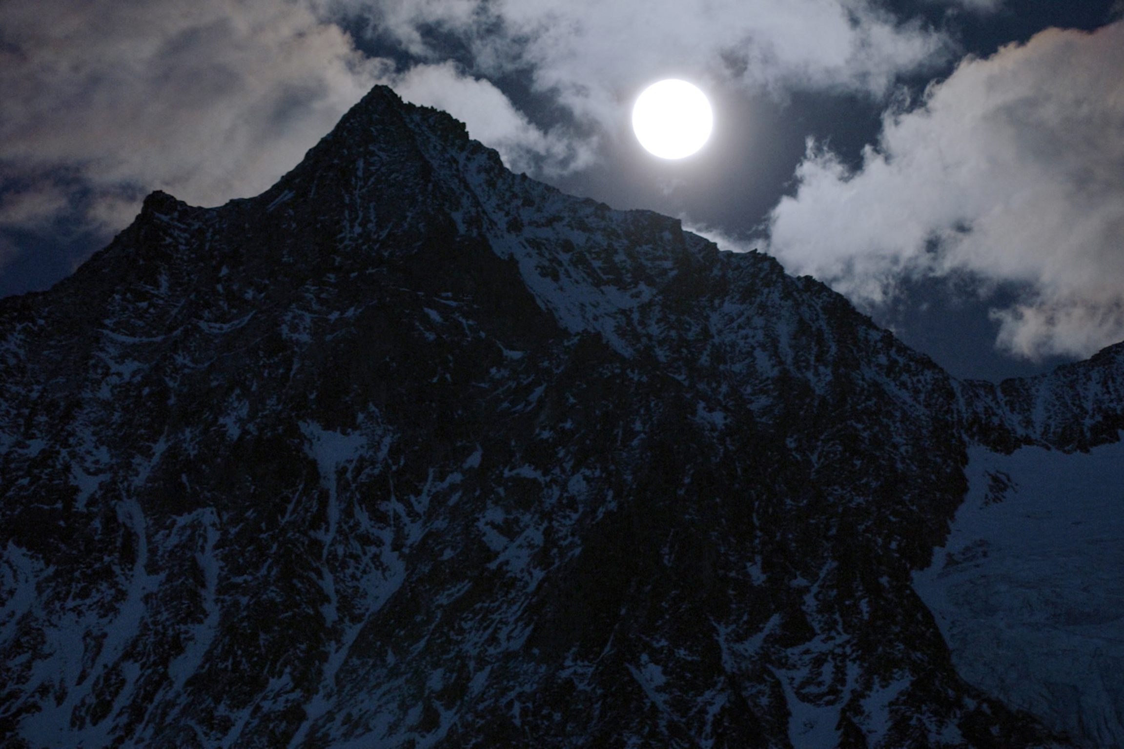 DOK Nacht in der Schweiz - Winter Folge 1 Nahezu magisch erscheinen die Gipfel der Alpen im Mondlicht 2020