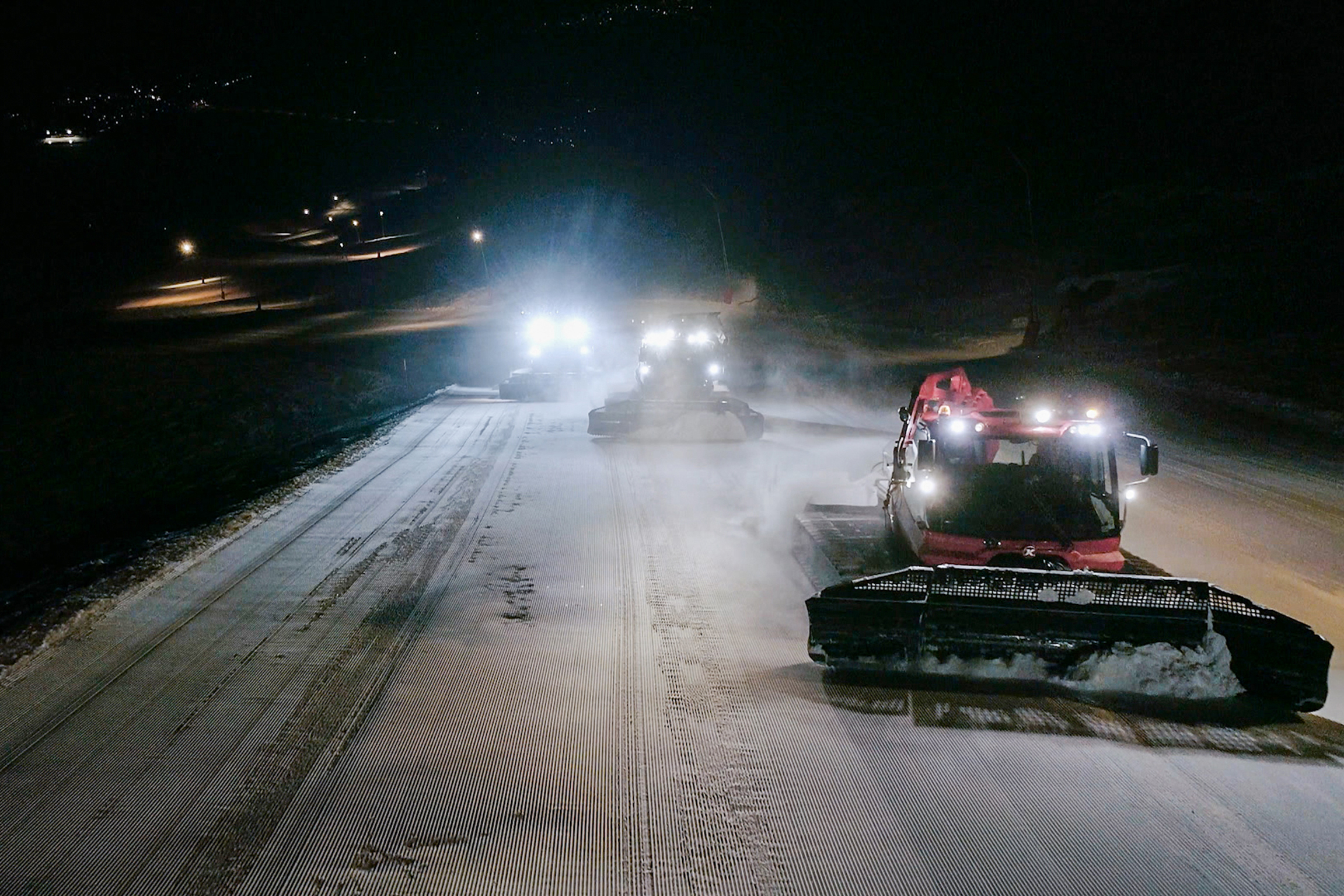 DOK Nacht in der Schweiz - Winter Folge 1 Bis tief in die Morgenstunden sind die Pistenfahrzeuge in den Skigebieten unterwegs 2020