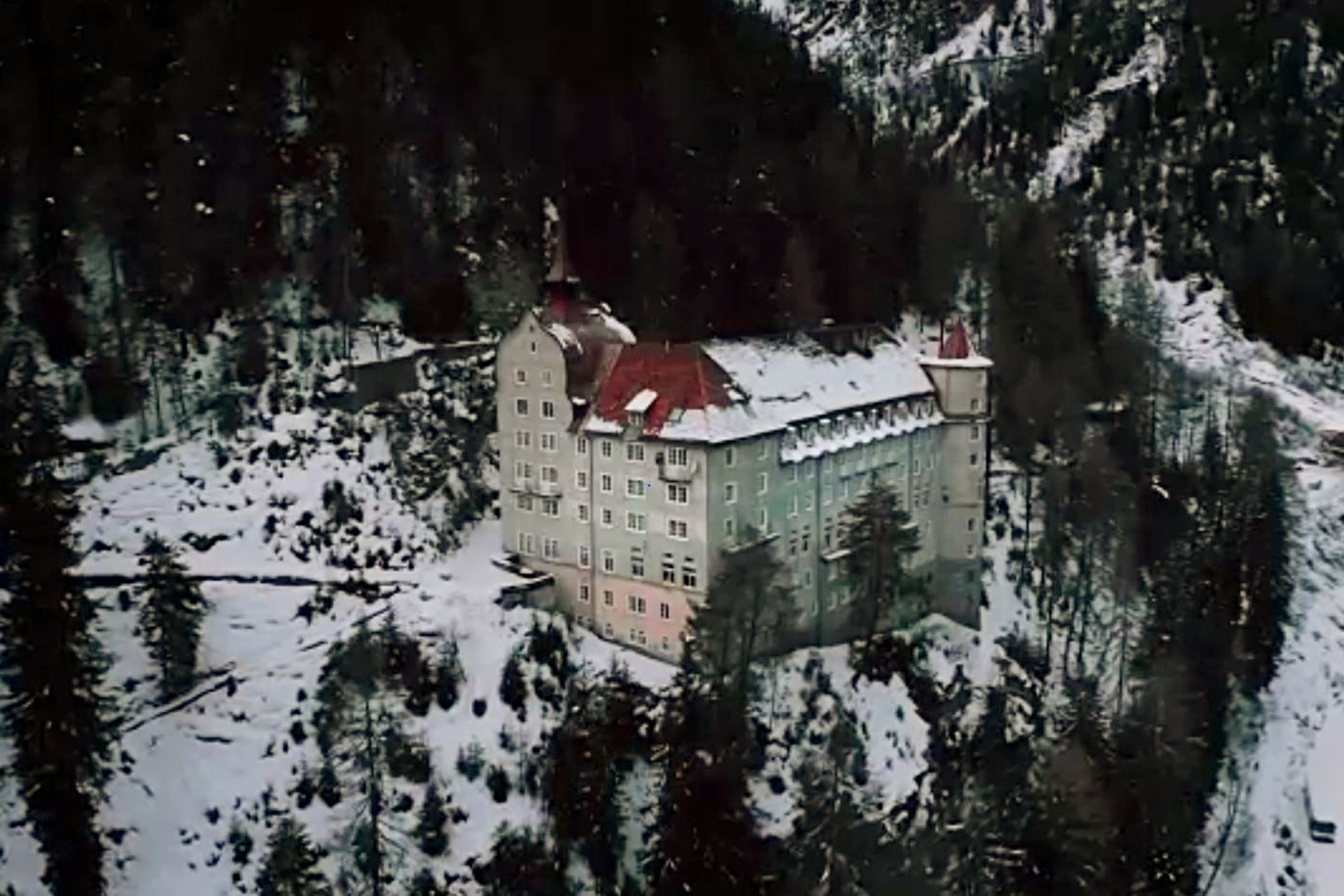 SRF bi de Lüt – Sagenhaft Geschichten aus der mystischen Schweiz Folge 1 Im Kurhotel Val Sinestra sind die Hotelgäste nie ganz alleine. Ein ehemaliger Gast soll in den alten Gemäuern umherspuken. 2021 