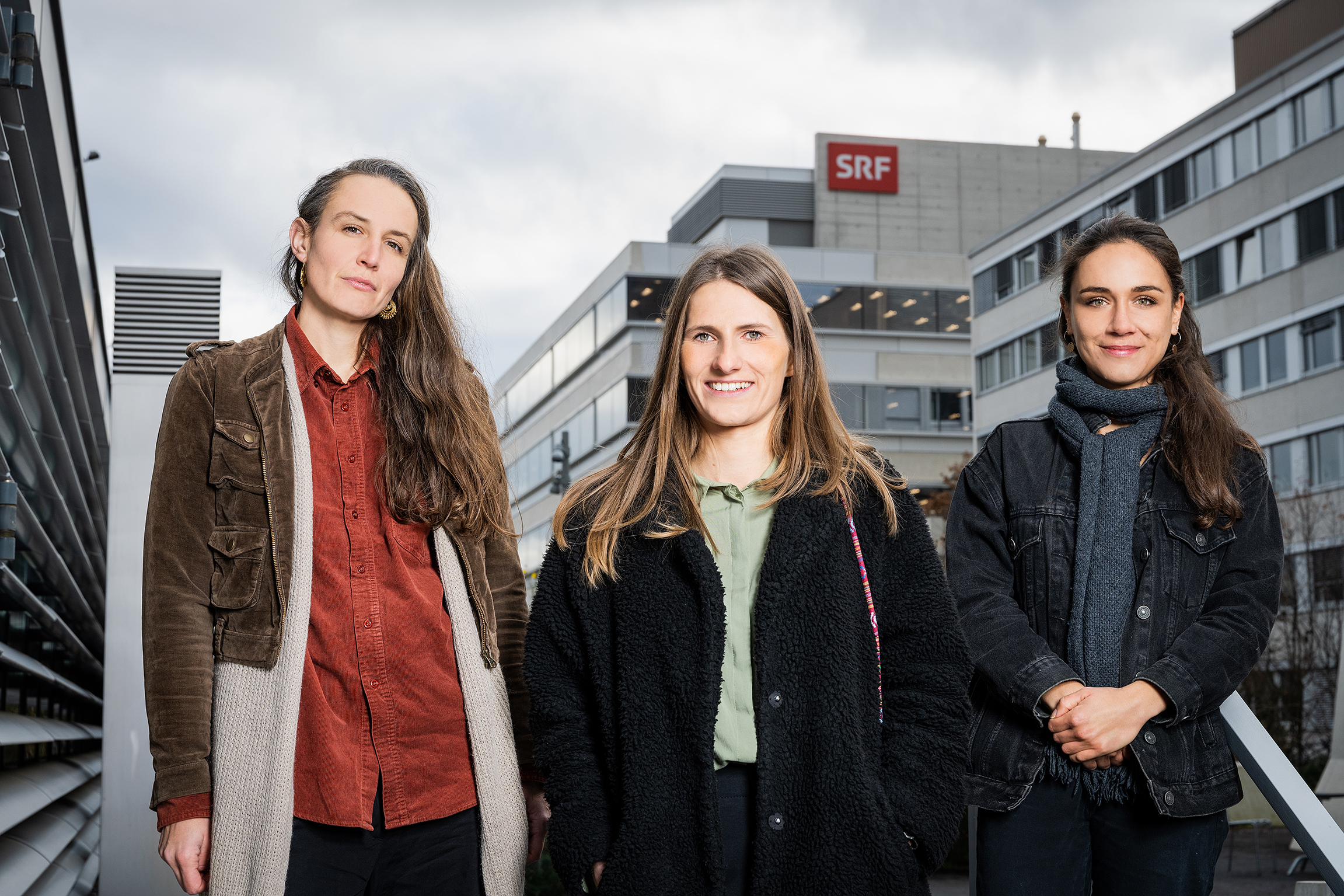 Nicole Vögele, Fiona Endres und Anielle Peterhans (v.l) sind Journalistinnen des Jahres Fiona Endres, Nicole Vögele und Anielle Peterhans gewannen mit grossem Vorsprung die Wahl als Schweizer Journalistinnen des Jahres 2020. Ihre Crypto-Recherche für die «Rundschau» von SRF hat die Abstimmenden überzeugt.