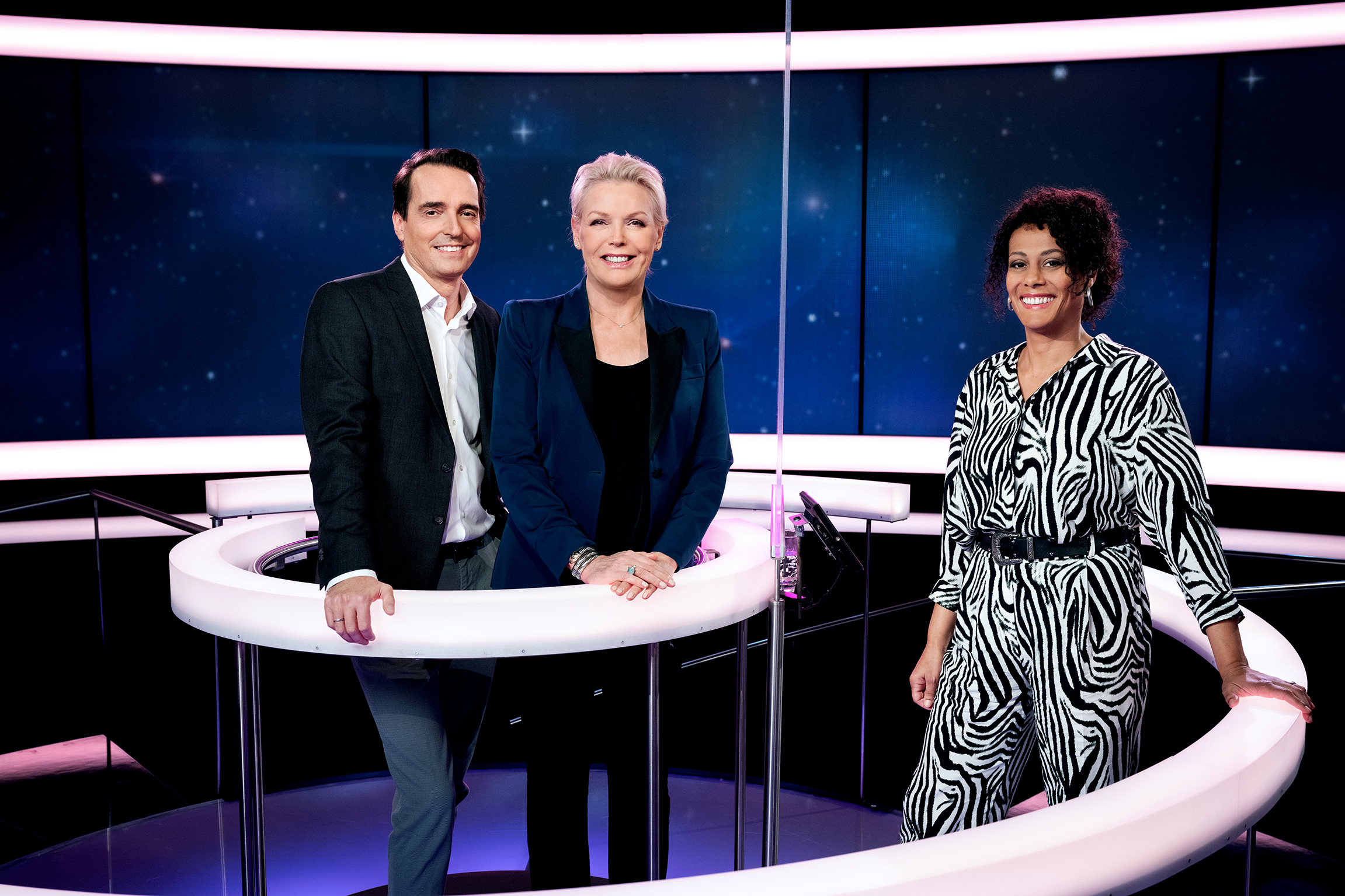 1 GEGEN 100 - Der grosse Jahresausblick v.l. Florian Inhauser, Katja Stauber und Moderatorin Angélique Beldner 2021