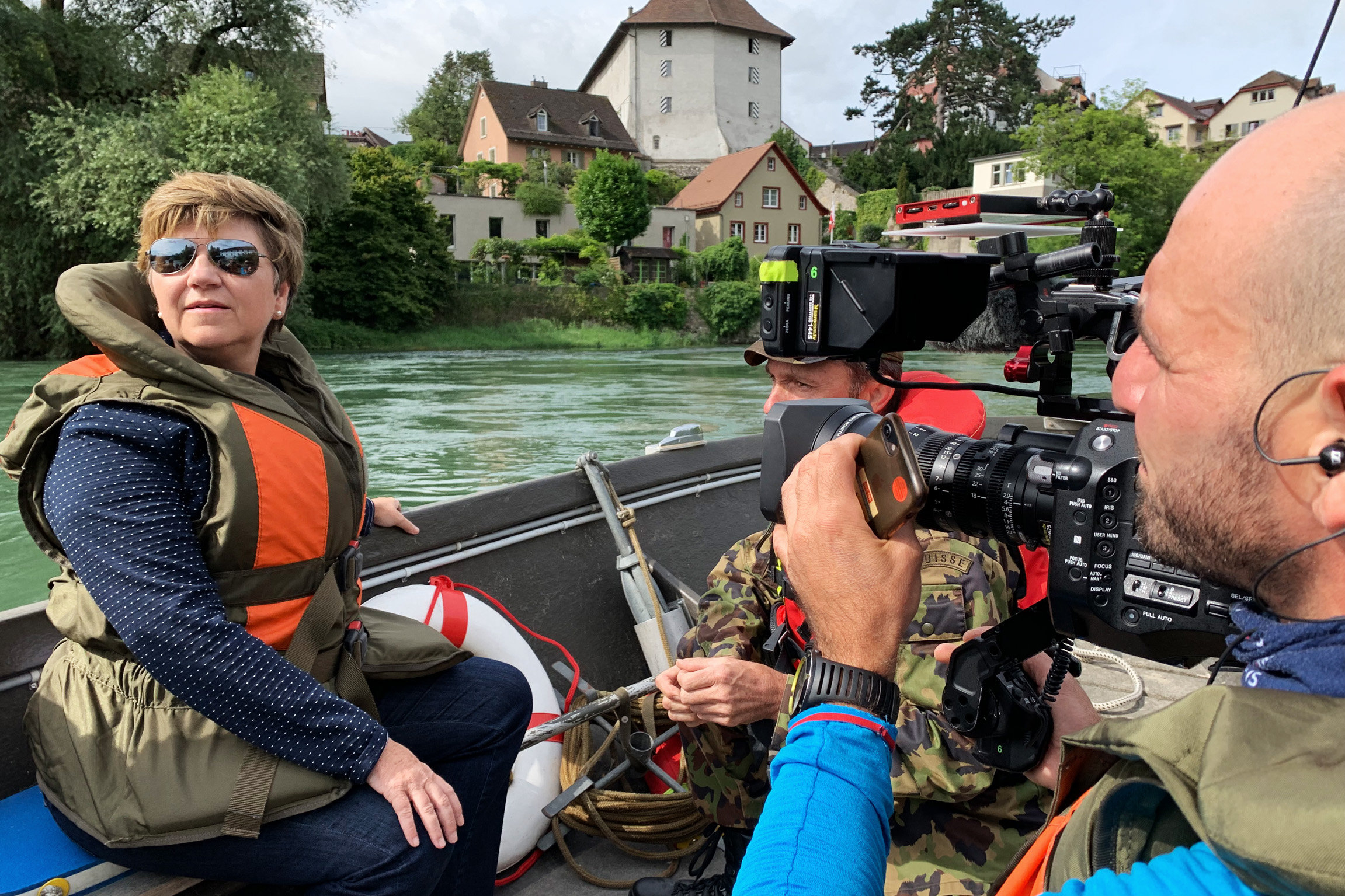 SRF DOK: Viola Amherd Unterwegs mit der Verteidigungsministerin Viola Amherd, Waffenplatz Brugg
