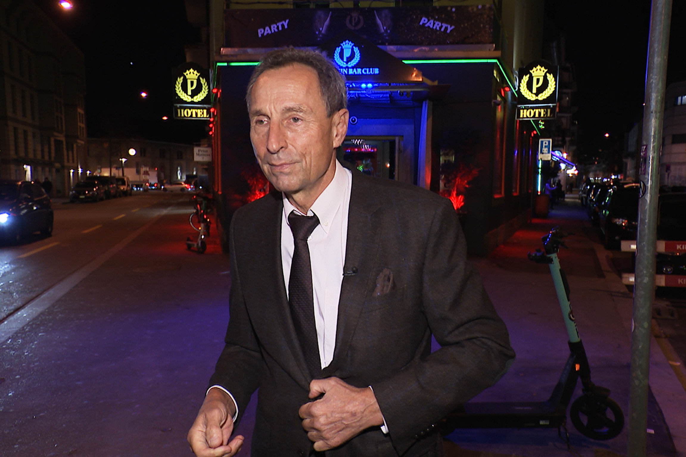 Reporter Marco Cortesi tritt ab - Der Polizeisprecher als Medienstar Immer im dunklen Anzug: Marco Cortesi, Medienchef der Stapo Zürich