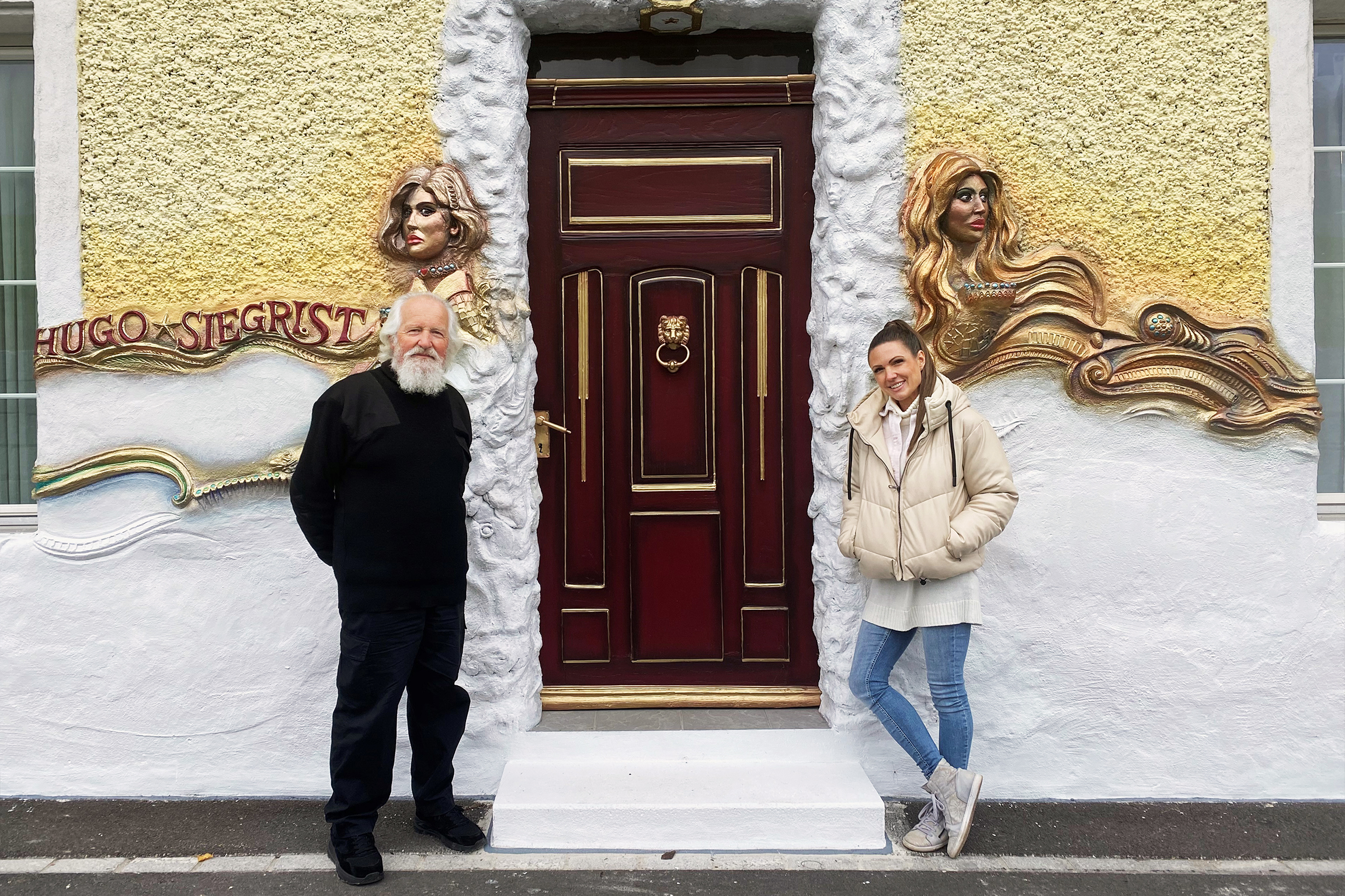 Ding Dong - Zeig mir dein Zuhause Staffel 2 Folge 4 Viola (r.) vor dem Haus von Künstler Hugo Siegrist (l.)2021