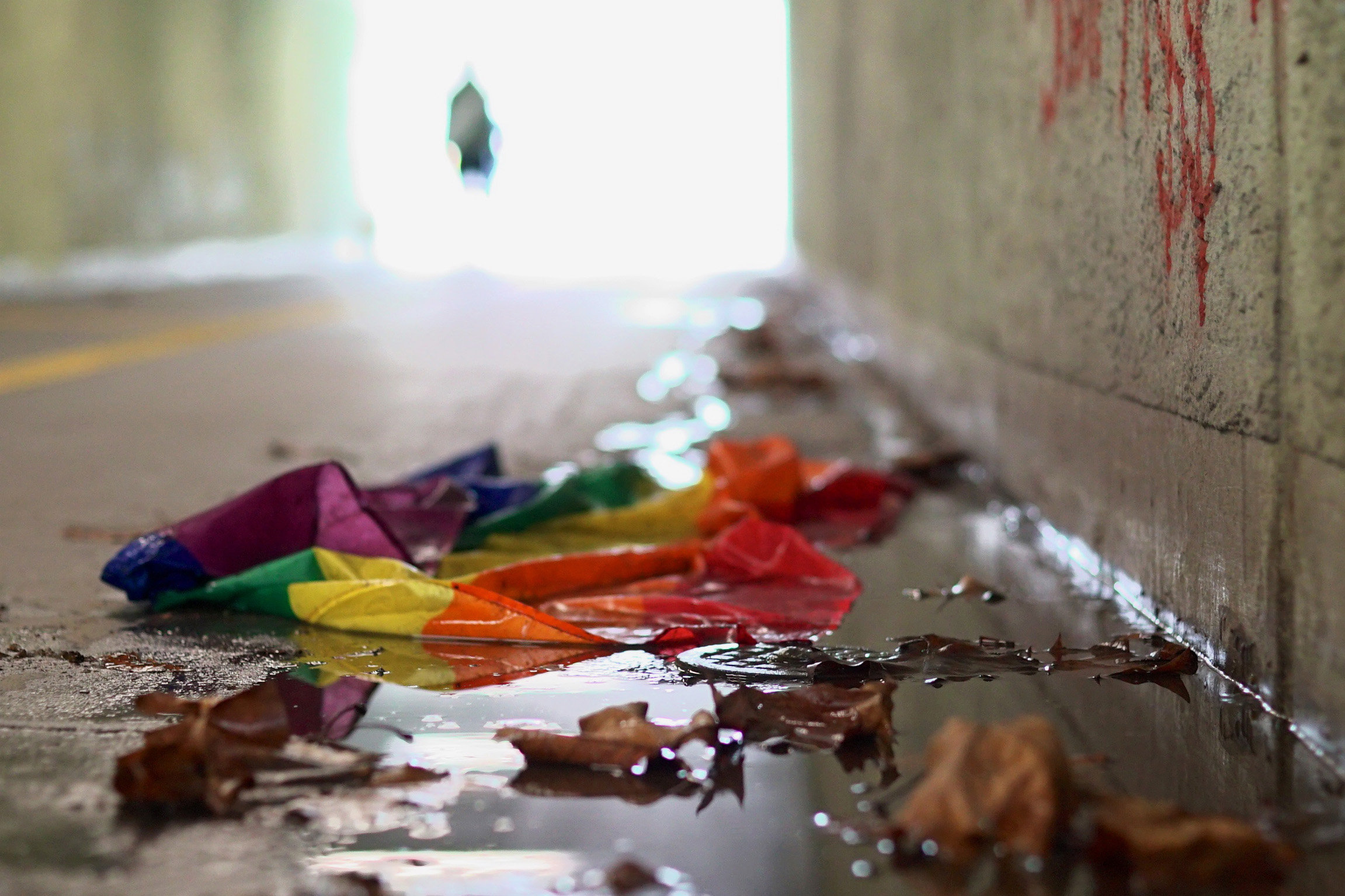 SRF DOK: Hass gegen LGBTQ – Von Gewalt und Demütigung Gewalt, Demütigung und Diskriminierung gehören zum Alltag queerer Menschen.