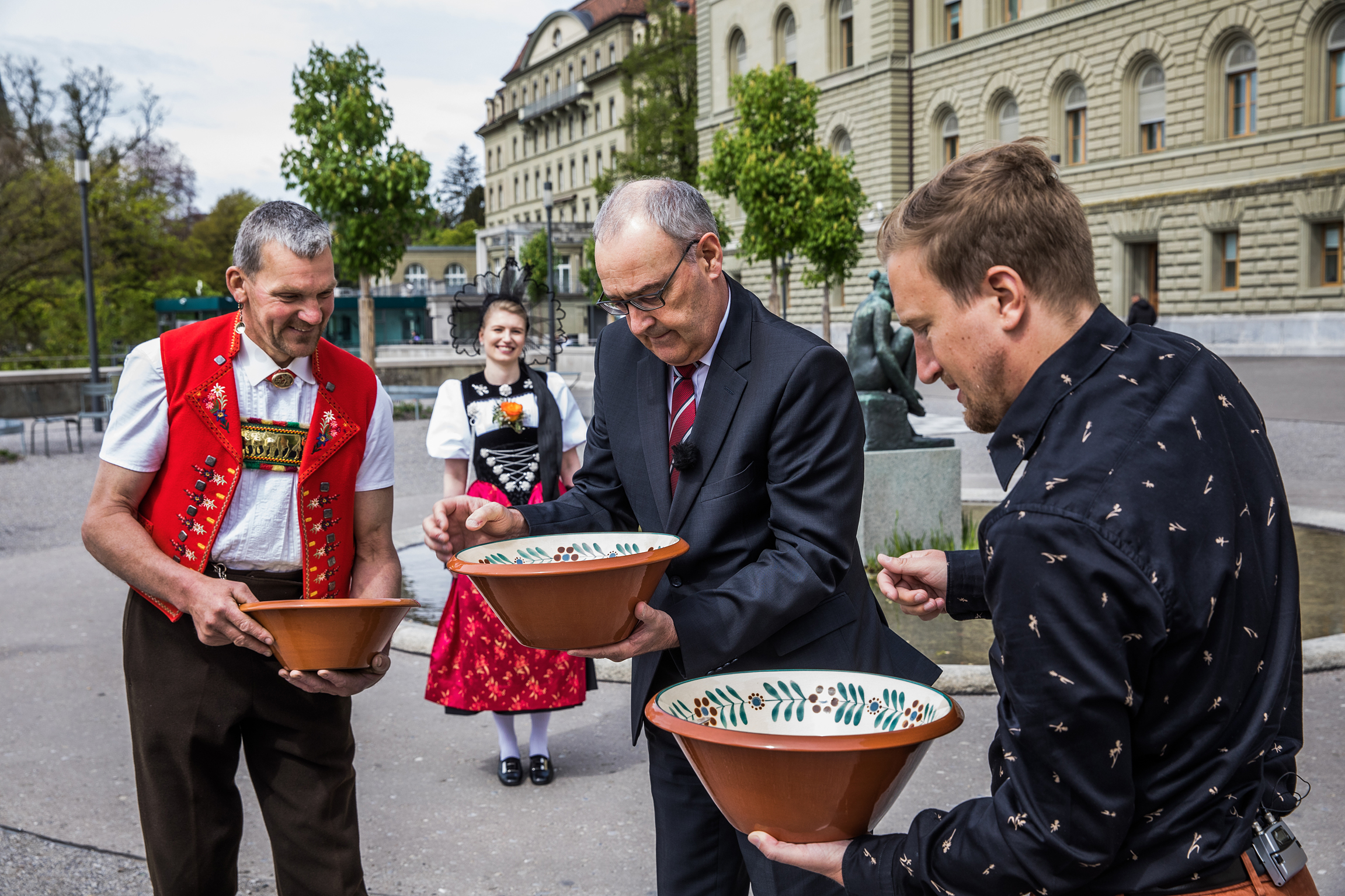 Donnschtig-Jassmit Bundespräsident Guy Parmelin Stefan Büsser und Bundespräsident Guy Parmelin beim Talerschwingen 2021