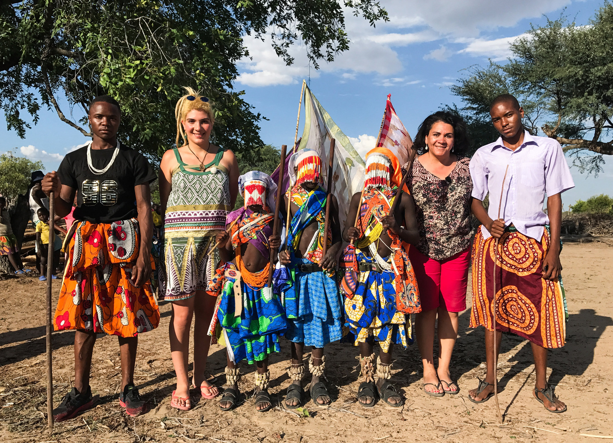 Meine fremde Heimat Angola Staffel 2, Episode 1 Melanie Schafroth und Angela Schafroth zusammen mit einem traditionellem Volksstamm Angolas