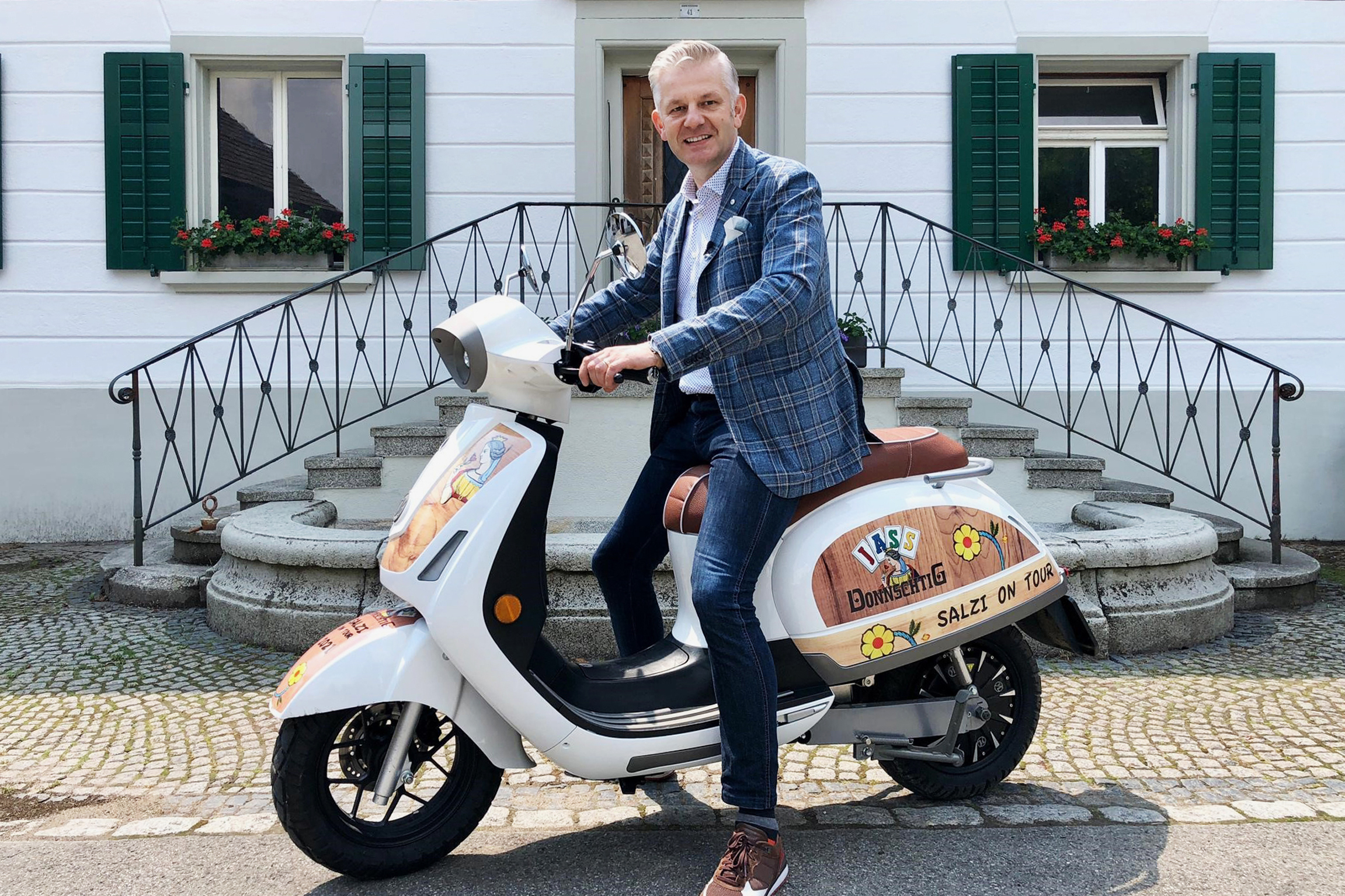 Donnschtig-JassRainer Maria Salzgeber mit dem E-Roller auf dem diesjährigen Austragungsort, dem Kundelfingerhof2021Copyright: SRF