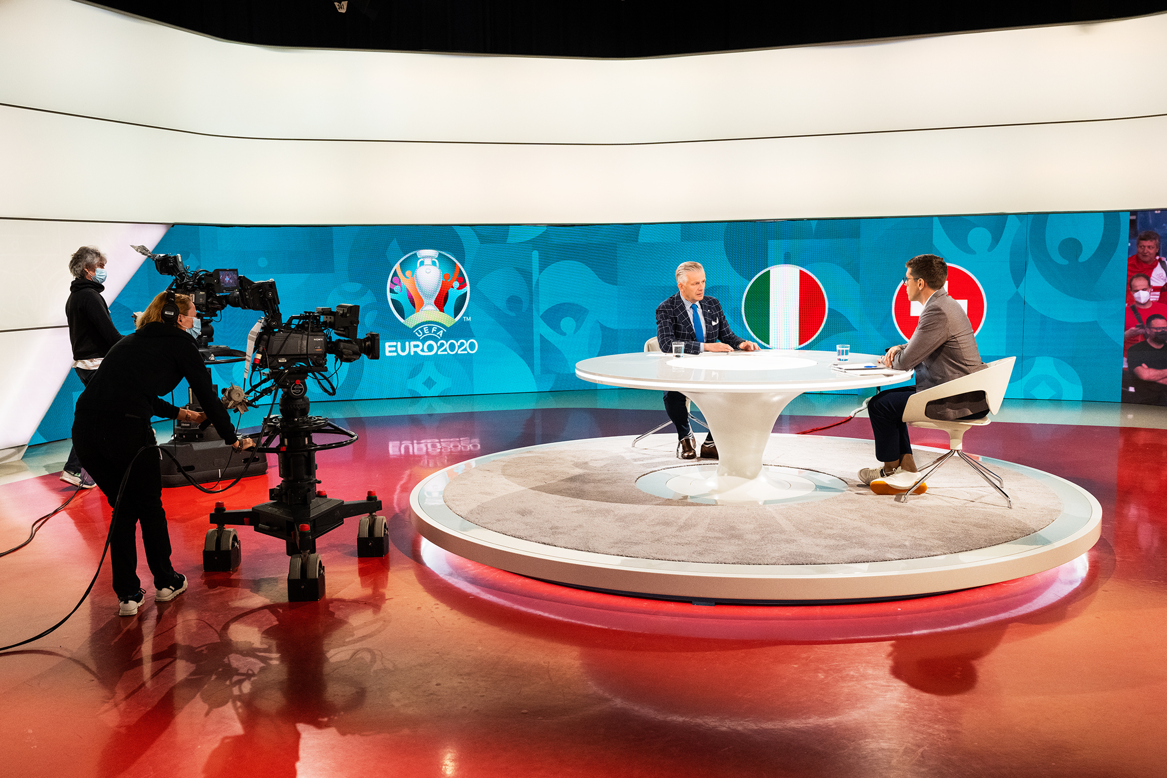 UEFA EURO 2020Moderator Rainer Maria Salzgeber und Benjamin Huggel, SRF-Experte Schweizer Nationalmannschaft, im Vorfelddes Spieles Italien - Schweiz.2021 Copyright: SRF/Oscar Alessio