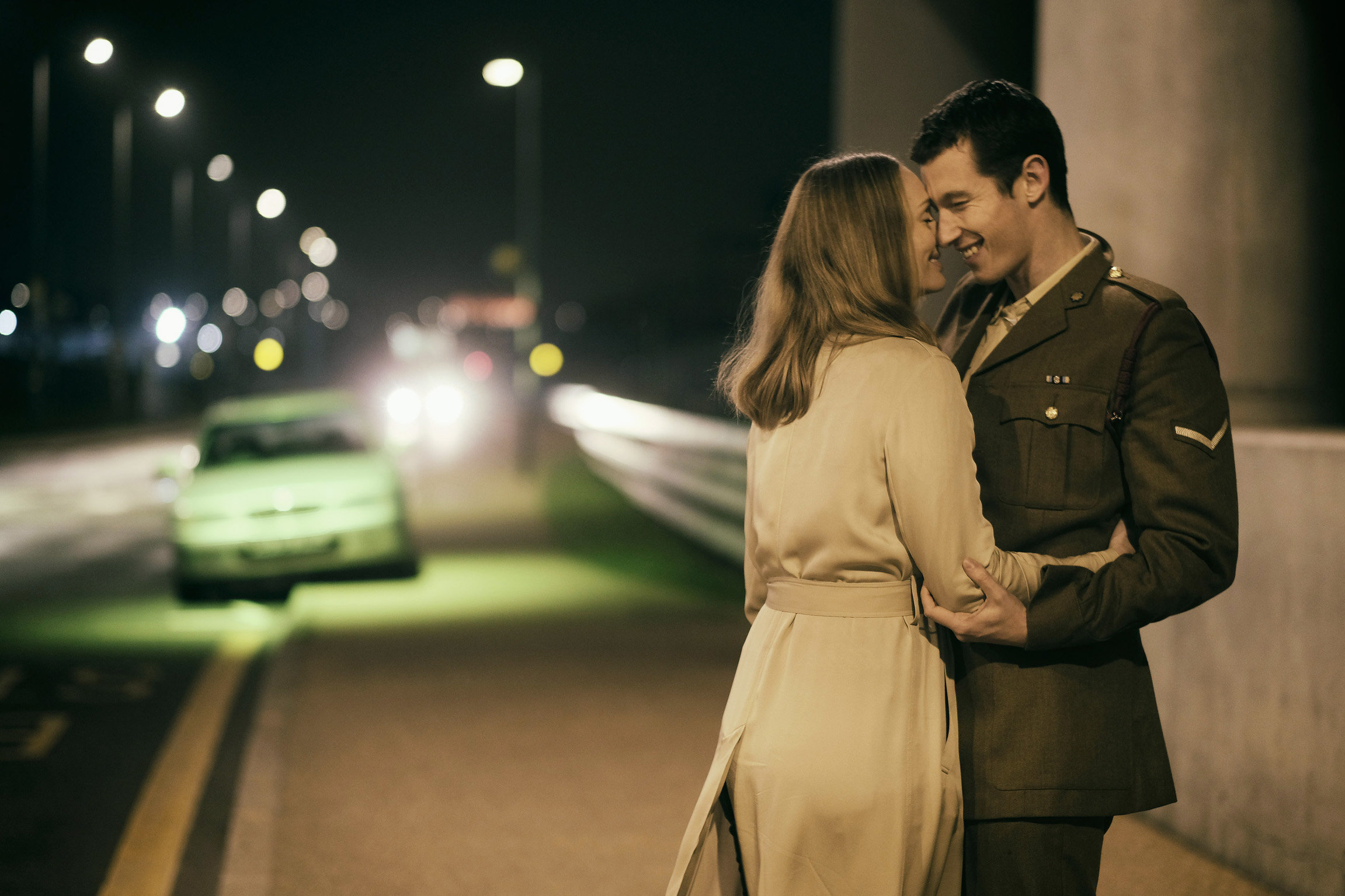 The Capture Staffel 1 Folge 1 Fühlt sich zu seiner Verteidigerin hingezogen: Laura Haddock als Hannah Roberts, Callum Turner als Shaun Emery