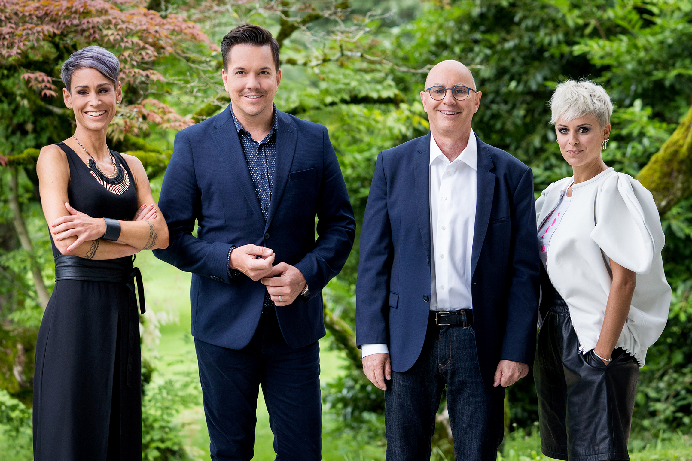 Lueget vo Berg und Tal: Nationale 1. August-Sendung der SRG SSR Daheim bei Charlie Chaplin Für die nationale 1. Augustsendung 2021 laden Corina Schmed (RTR), Sven Epiney (SRF), Jean-Marc Richard (RTS) und Clarissa Tami (RSI) zur Feier in der Villa der Familie von Charlie Chaplin hoch über Vevey.