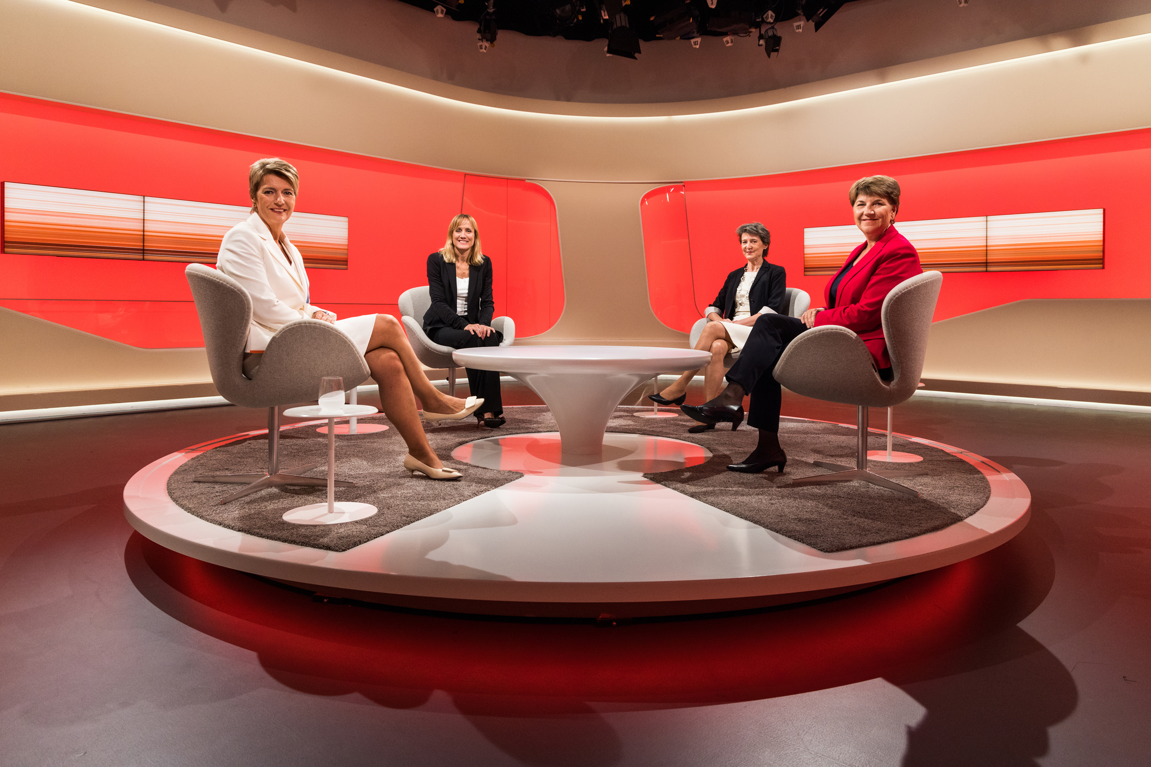 Club - Unsere BundesrätinnenSendung vom 31.8.2021Mit Moderatorin Barbara Lüthi und den drei Bundesrätinnen Karin Keller-Sutter, Simonetta Sommaruga und Viola Amherd