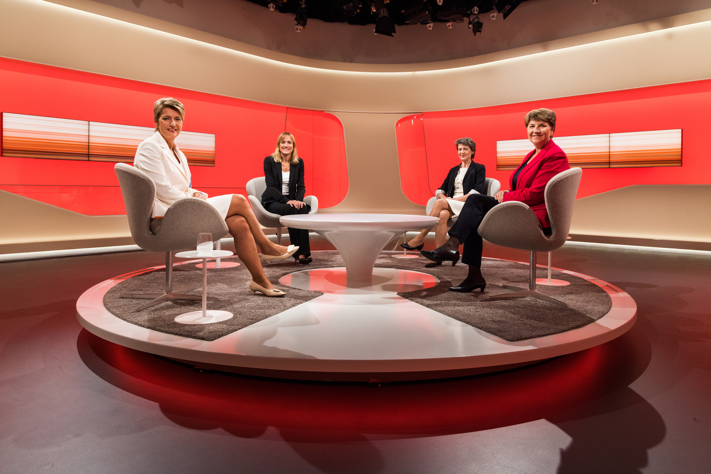 Club - Unsere BundesrätinnenSendung vom 31.8.2021Mit Moderatorin Barbara Lüthi und den drei Bundesrätinnen Karin Keller-Sutter, Simonetta Sommaruga und Viola Amherd