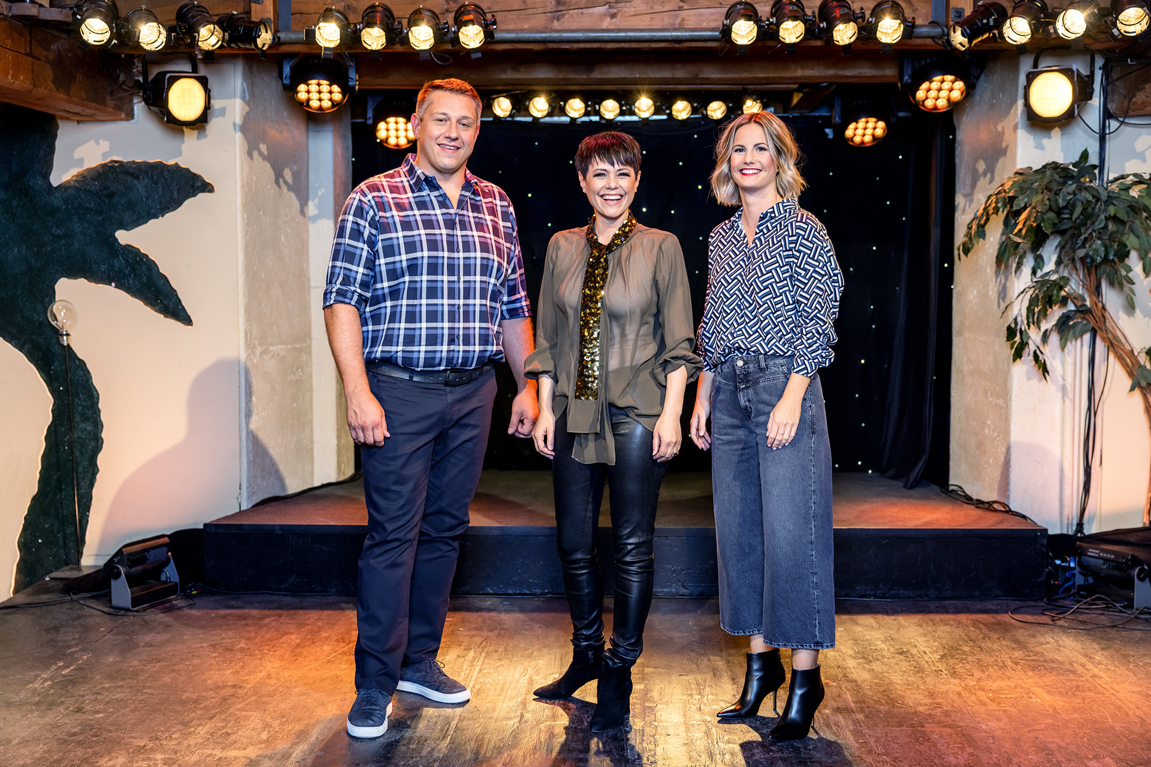 Samschtig-Jass Schlager und Jass mit Francine Jordi Jörg Abderhalden, Francine Jordi und Moderatorin Fabienne Bamert 2021