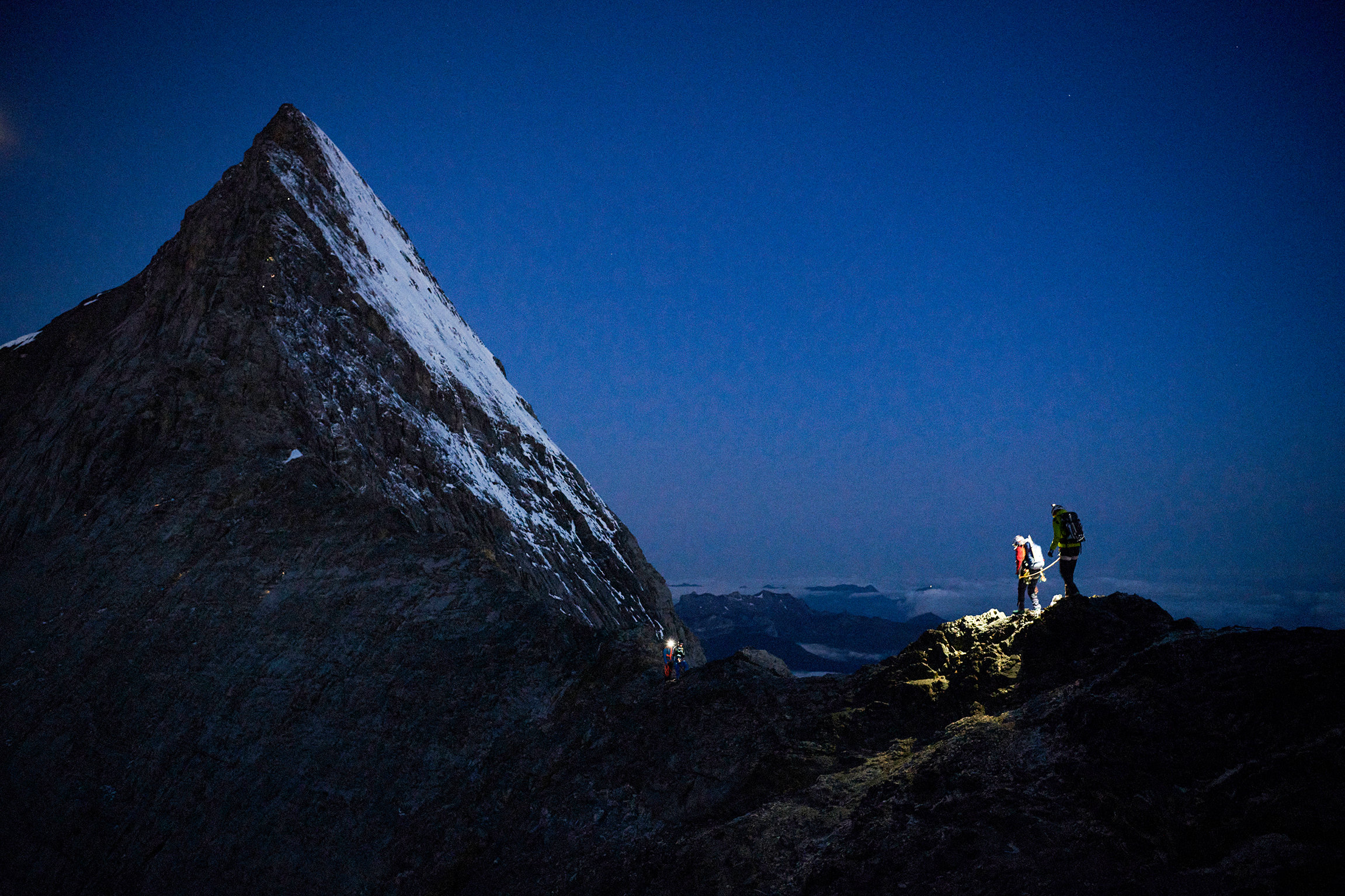 Reporter: Der schmale Grat zum Eiger – Ein Erlebnisbericht. Abmarsch, über Mittellegigrat: Bergführerin Laura Bomio und Reporter Matthias Lüscher.