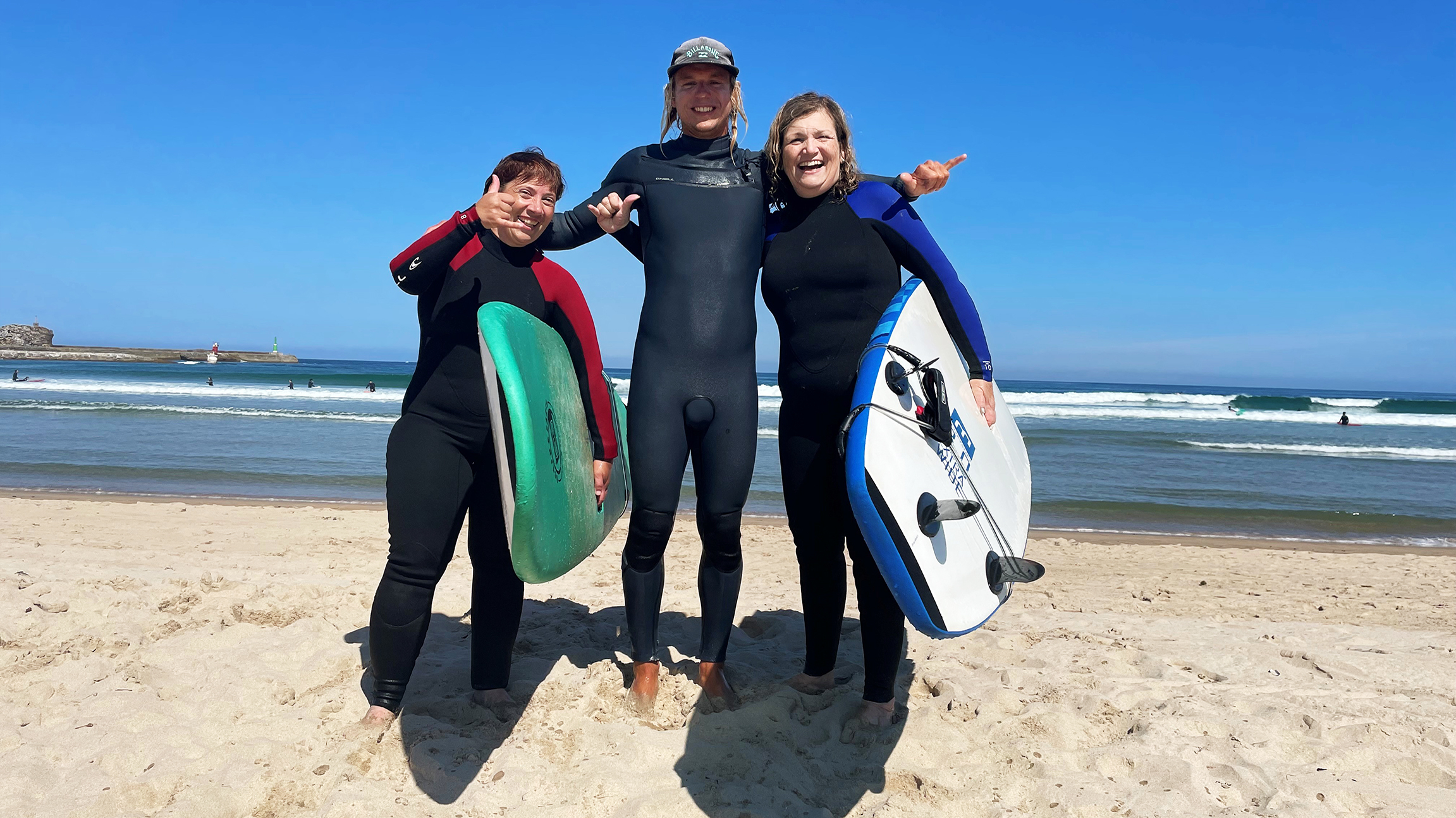 Wenn Landfrauen reisen Nordspanien Staffel 4 Folge 1 Theres Marty und Barbara Huber mit ihrem Surflehrerin San Vicente de la Barquera 2021