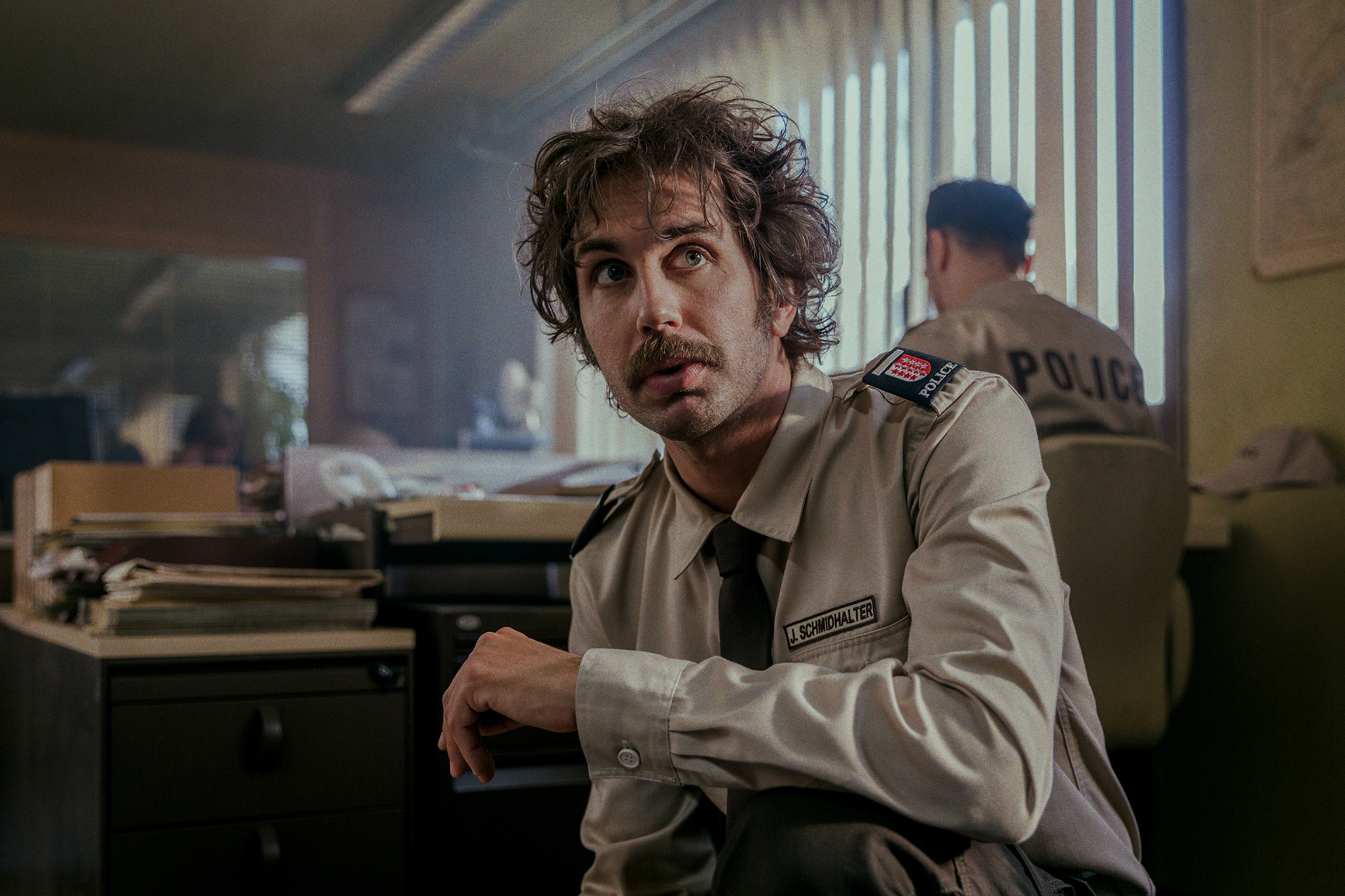 Tschugger Staffel 1 Regie: David Constantin und Leandro Russo Produktion: Shining Film AG Kamera: Rafael Kistler Drehbuch: Johannes Bachmann, Arnold B. Bucher, David Constantin, Rafael Kistler, Leandro Russo, Mats Frey 2021 Folge 2 Hauptbild 2 Engagierter Tschugger: David Constantin als Bax