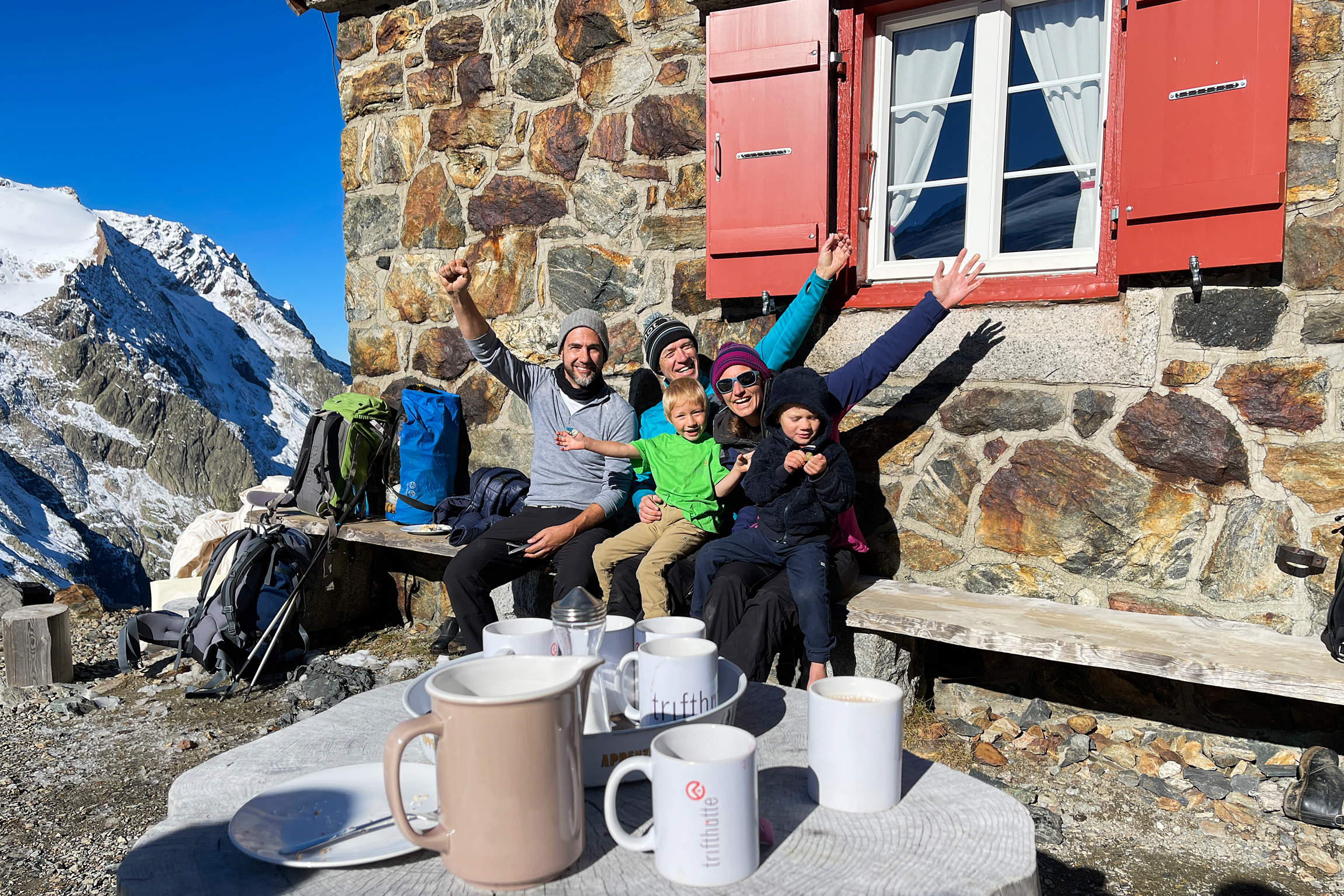 SRF bi de Lüt – Hüttengeschichten Spezial Manu Burkart entdeckt die Berge.Trifthütte (BE): Manu Burkart, Turi Naue, Leo, Nicole Naue, Till 2021