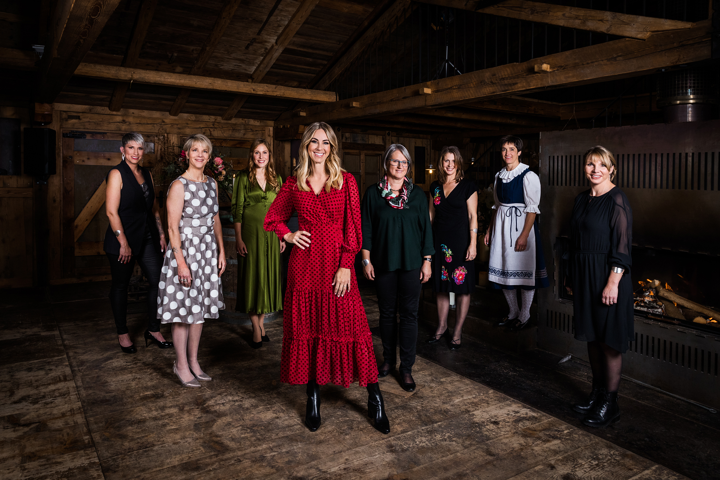 SRF bi de Lüt - Landfrauenküche Finalsendung Moderatorin Nicole Berchtold und die sieben Landfrauen: v.l. Sabrina  Stadelmann, Sonja Vogt-Meyer, Deborah Stadelmann, Nicole Berchtold, Maja Tappolet, Heidi Lutstorf, Regula Schmid und Erika Arnold-Fässler 2021