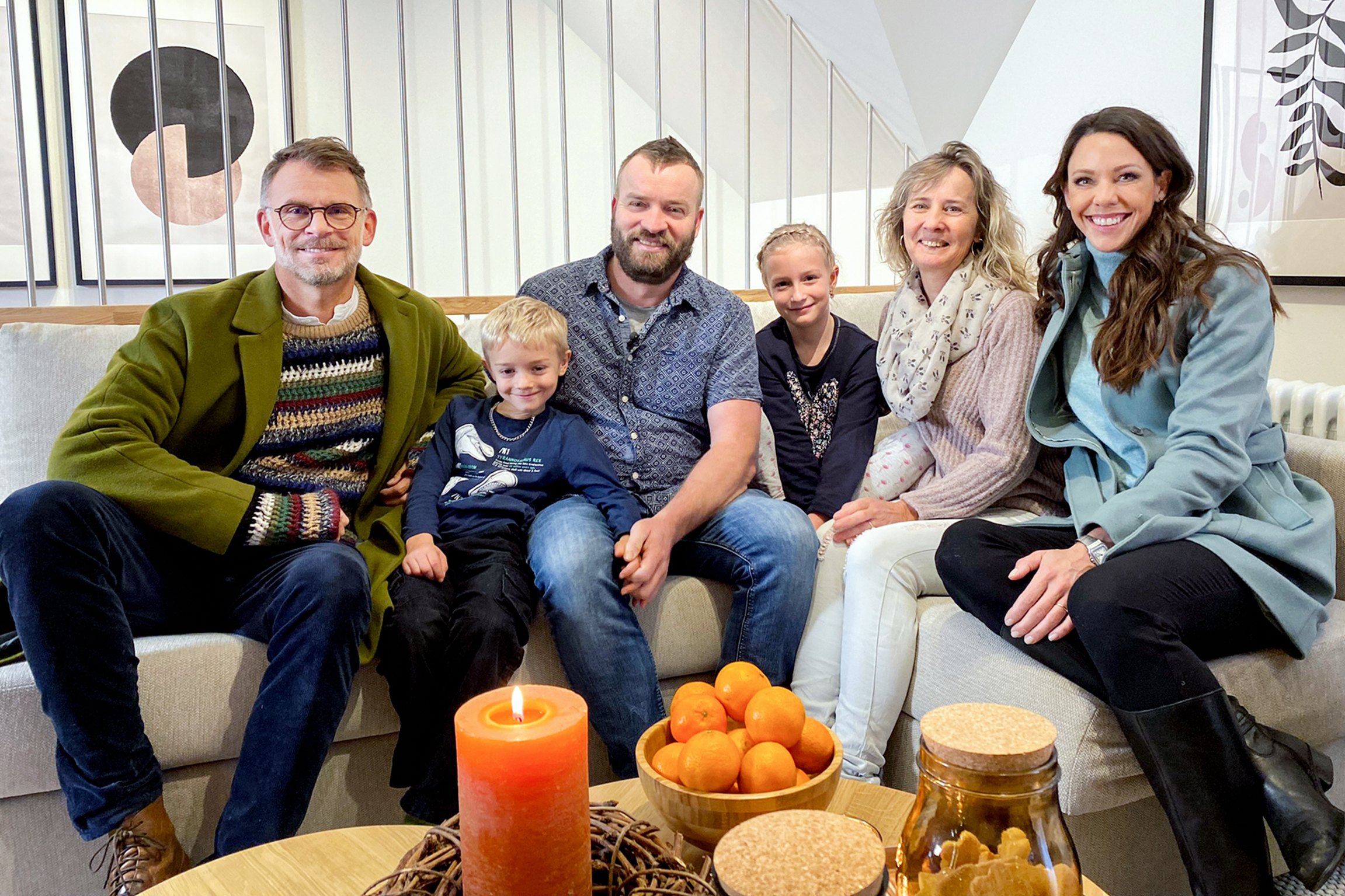 Happy Day auf grosser Adventstour, Sendung vom 18.12.2021. Andrin Schweizer (l.) und Kiki Maeder (r.) verschönern den Advent bei Familie Hurni mit einem Umbau 2021