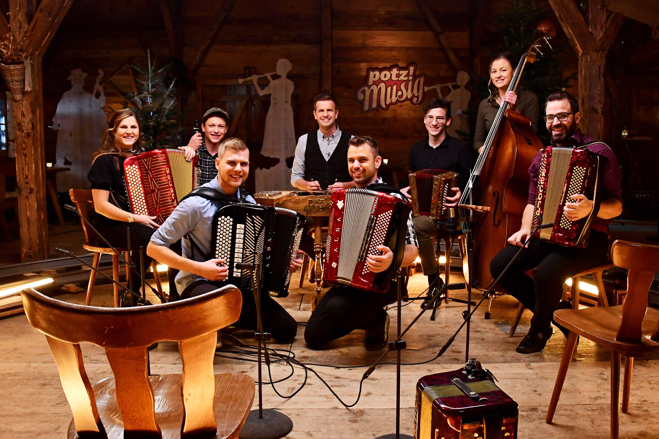 Potzmusig startet mit urchiger Stubete ins neue Jahr. Hinten v.l.n.r.: Angela Gisler mit Akkordeon, Luzi Engler mit Klarinette, Nicolas Senn am Hackbrett, Peter Wüthrich mit Schwyzerörgeli, Ramona Steuri am Kontrabass und Patrick Hüppin mit Akkordeon. Vorne v.l.n.r.: Niklaus Hess mit Akkordeon und Ueli Laimbacher mit Akkordeon.