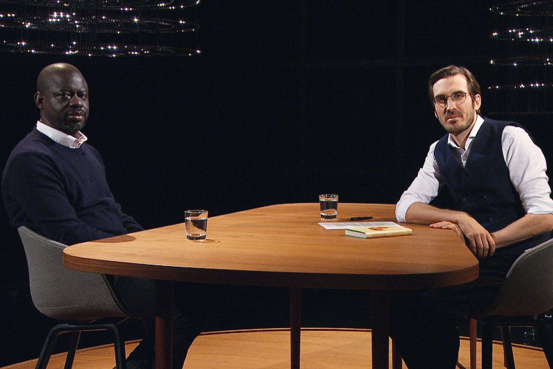 Sternstunde Philosophie Felwine Sarr – Gehört Afrika die Zukunft? Felwine Sarr und Moderator Yves Bossart