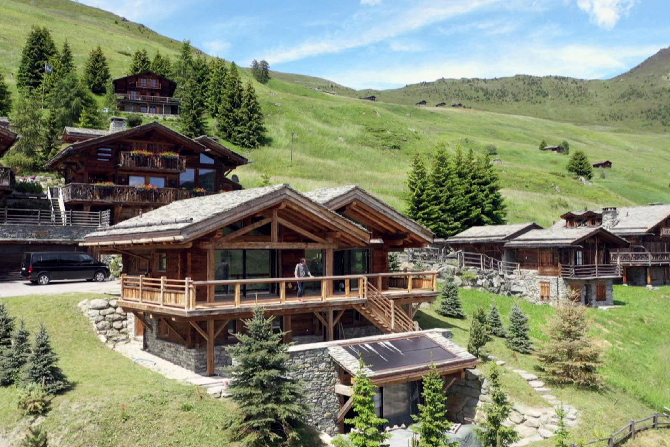 SRF DOK Ein Ferienhaus um jeden Preis – Corona und die Sehnsucht nach den Bergen Chalets in den Bergen sind seit der Pandemie noch begehrter. Dieses hier wird für 17 Millionen verkauft. 2022