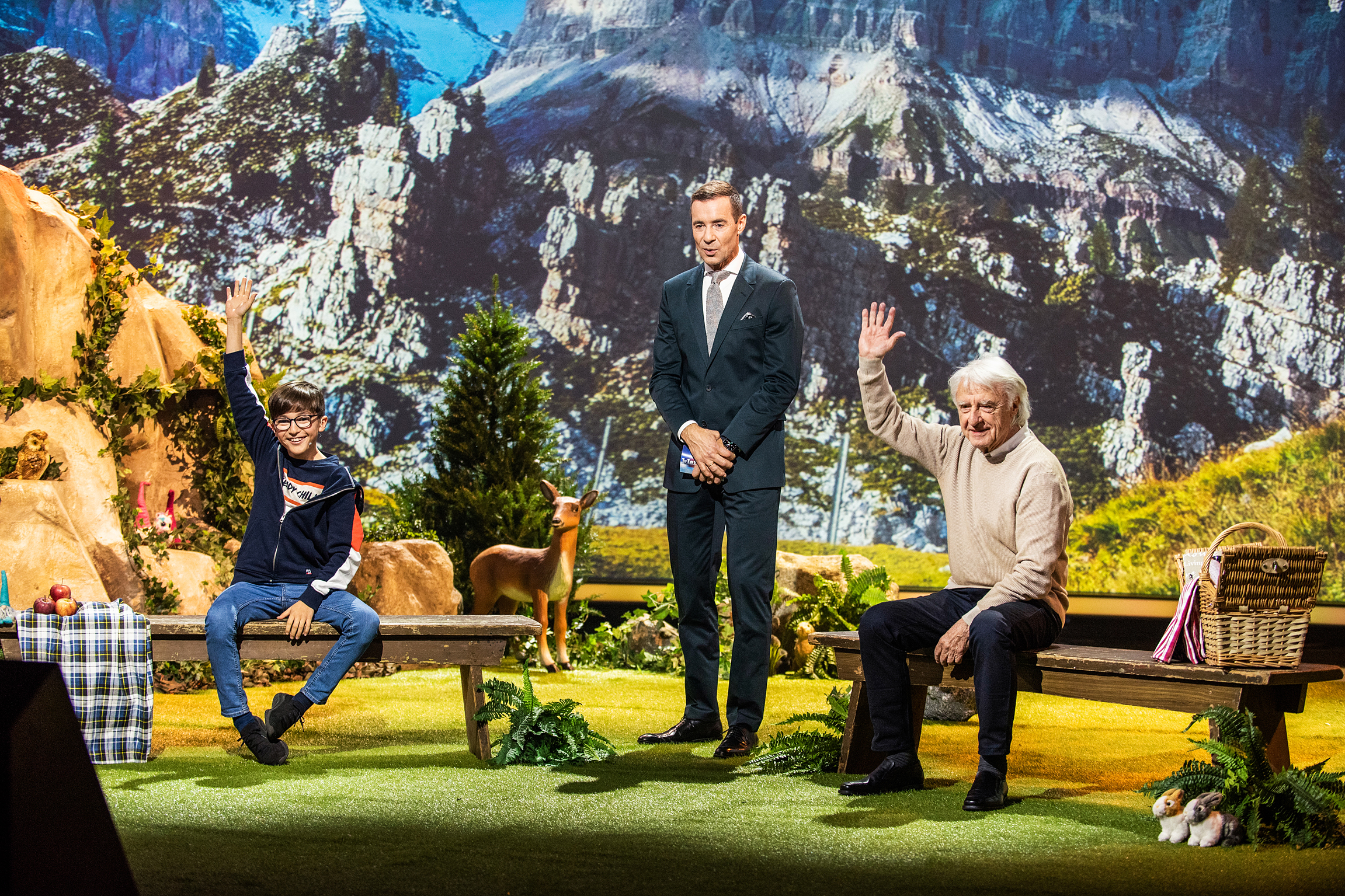 Klein gegen Gross Vincent (11), Moderator Kai Pflaume und Emil Steinberger beim
