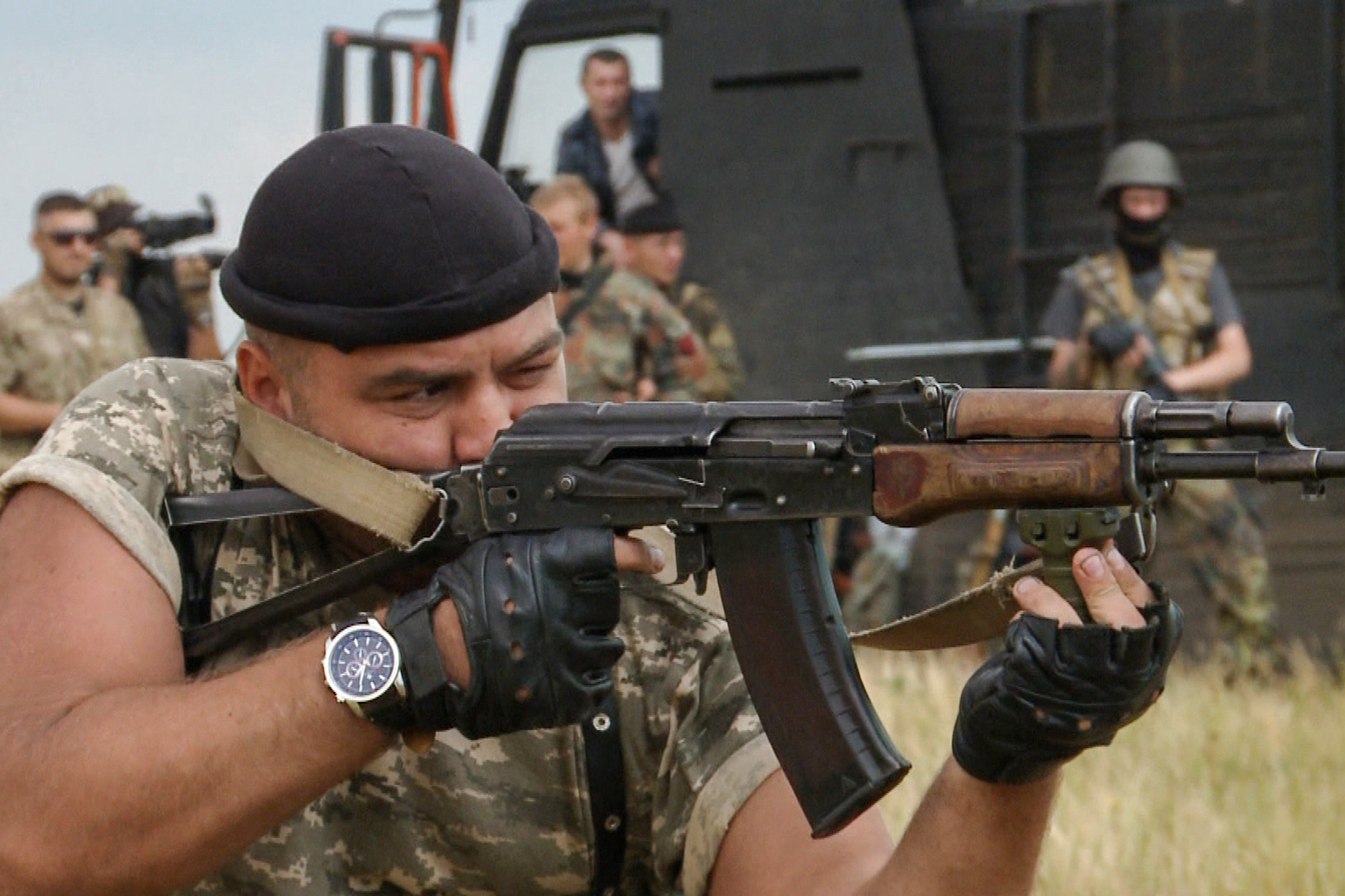 Reporter Krieg in der Ukraine - Hintergründe einer Eskalation Aleksej kämpft seit 8 Jahren freiwillig im Donbass, jetzt ist er an der Grenze zu Belarus im Einsatz.