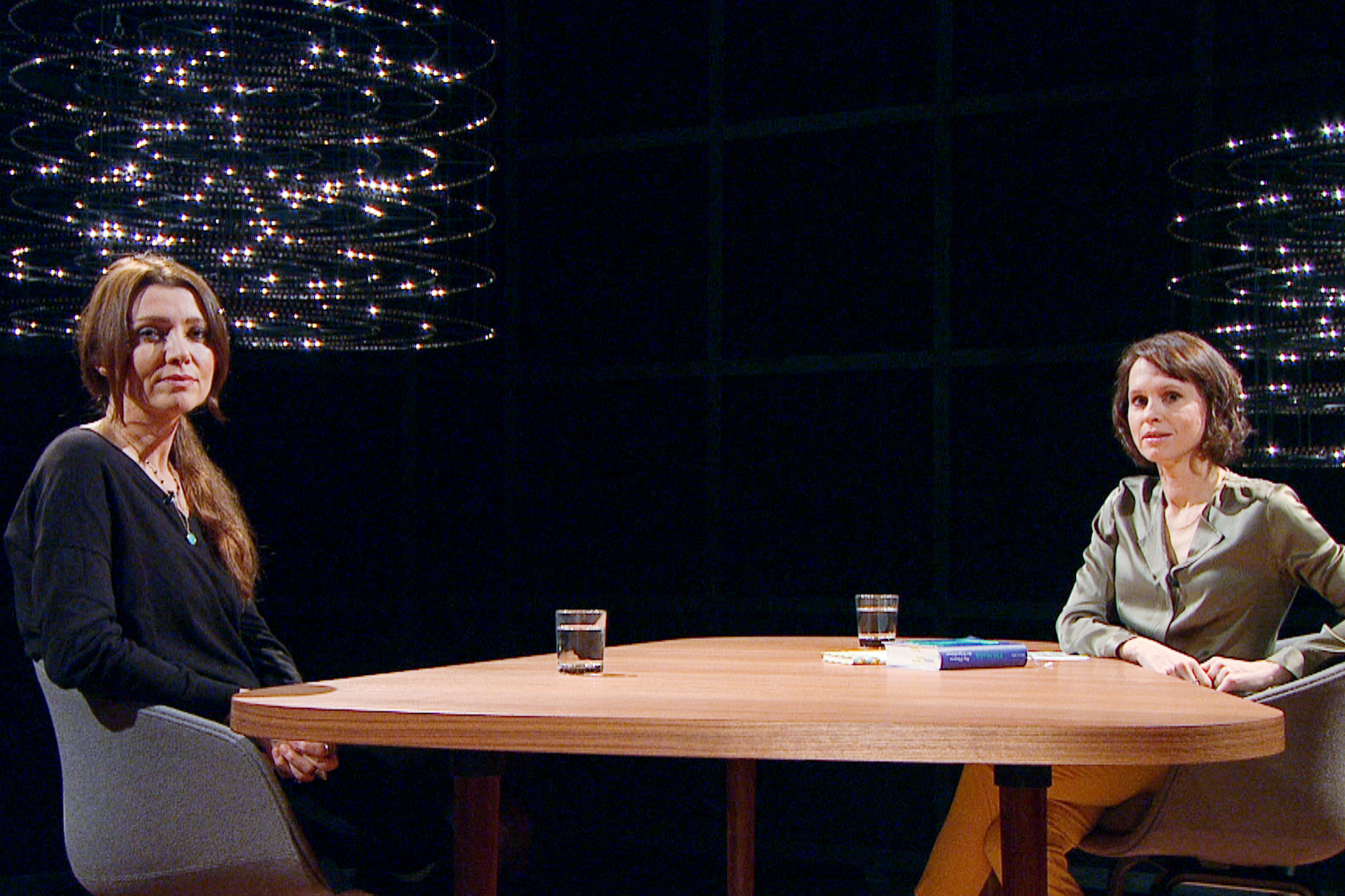 Sternstunde Philosophie Elif Shafak – Wider die Gleichgültigkeit Elif Shafak und Moderatorin Barbara Bleisch