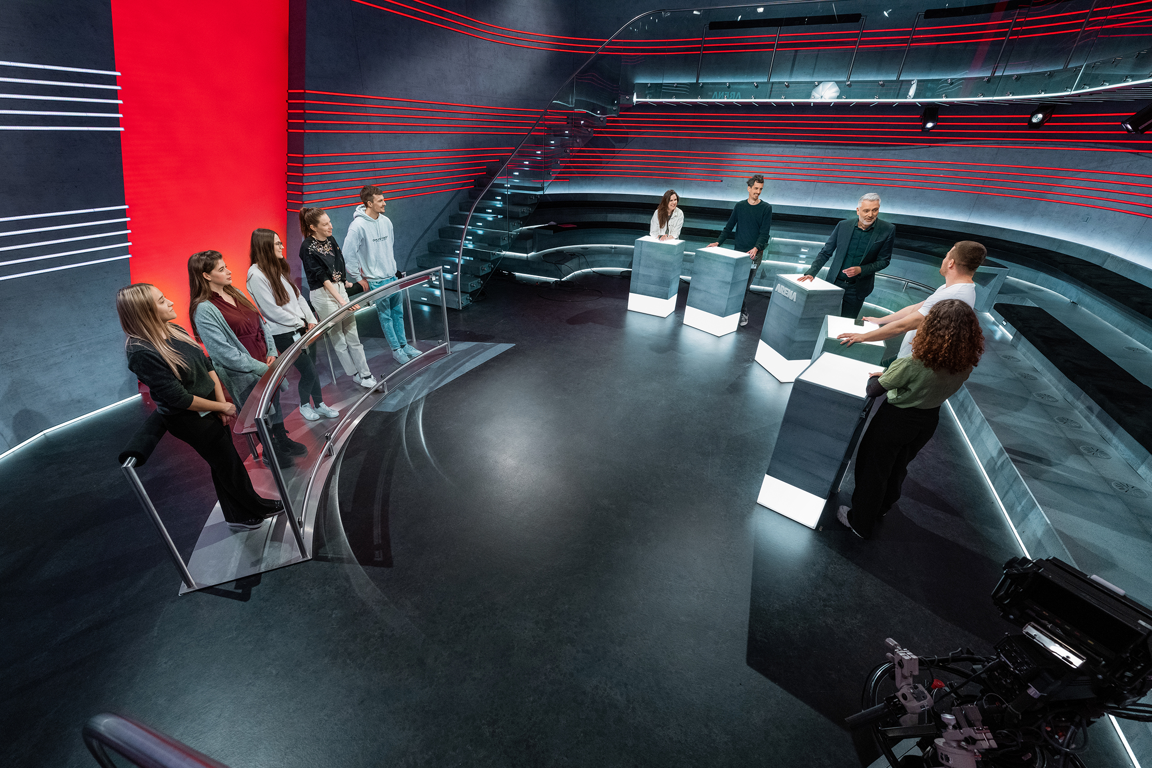 Arena: Polittalk ab sofort mit neuem Studioelement Pilotsendung mit neuem Studioelement Sandro Brotz (3.v.r.) mit Statisten 9.3.2022