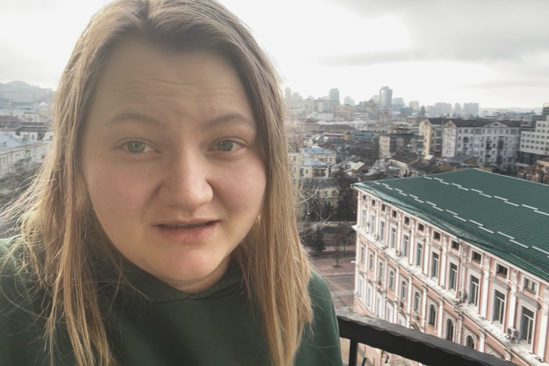 SRF DOK Unter Beschuss – Kriegstagebuch Ukraine Die junge Oleksandra dokumentiert ihre Flucht aus Kiew mit dem Handy.
